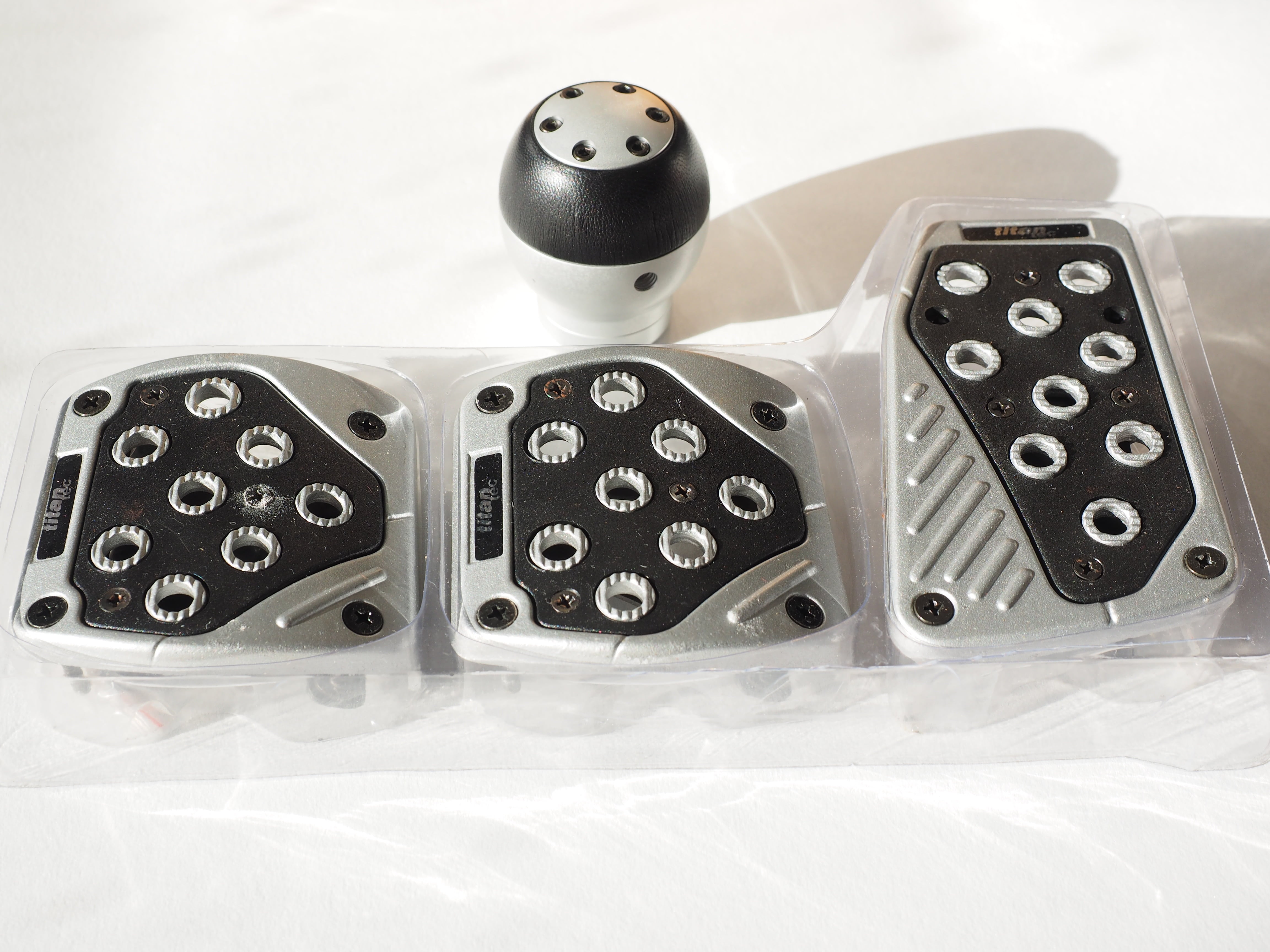white background, group of objects, winning, group, leisure Games, black color, two objects, shiny, table, brake pedal, dice, gambling, still life, pattern, HD Wallpaper