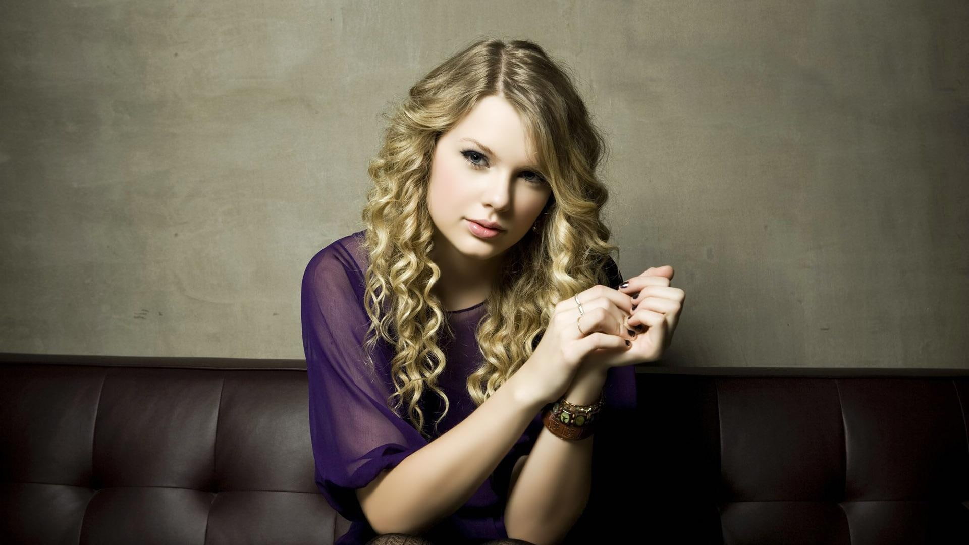 watch, blue, blue eyes, celebrities, eyes, 1080P, girl, beauty, blonde, swift, taylor swift, star, long, face, hair, long hair, taylor, sofa, HD Wallpaper