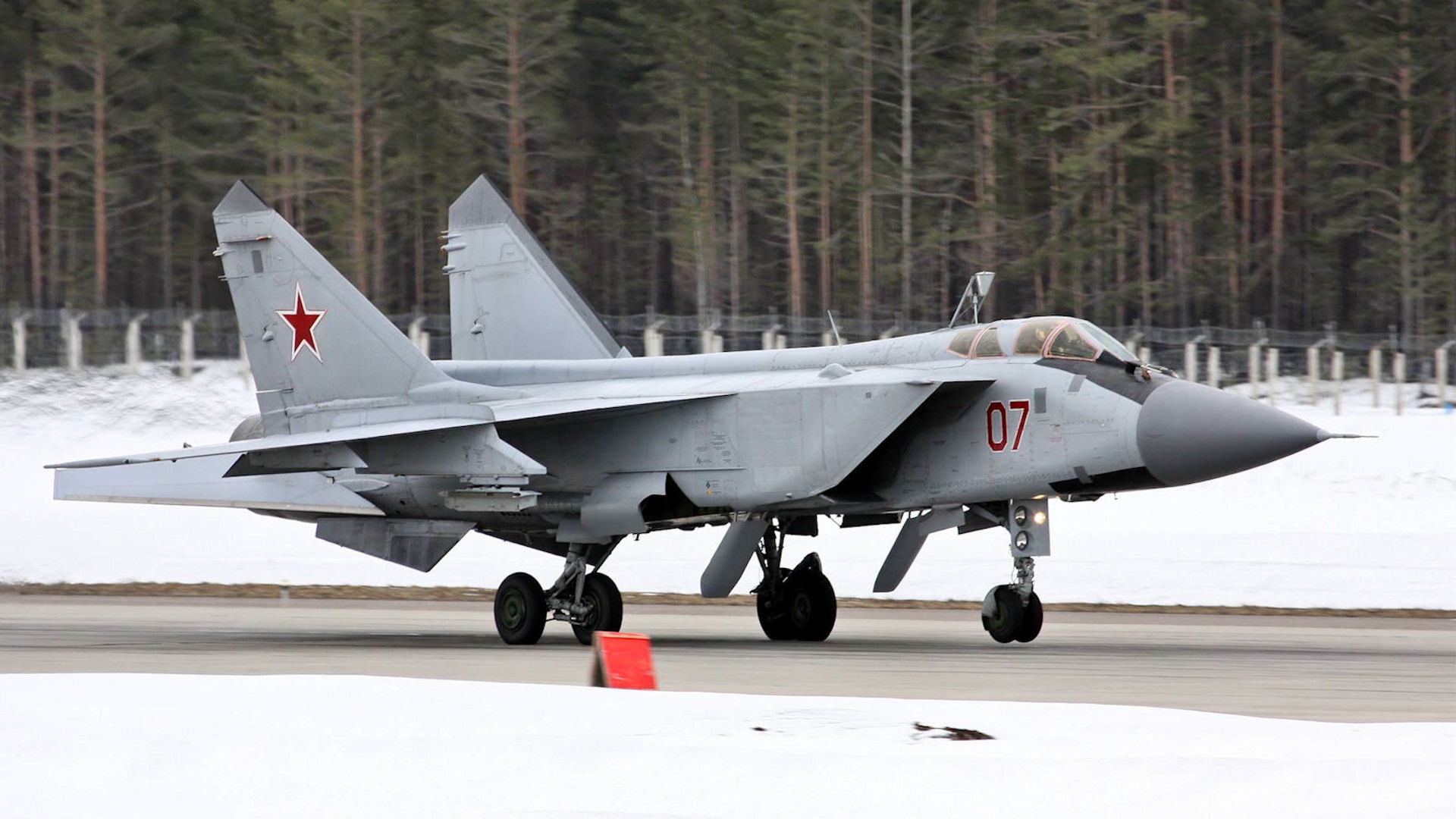 aerospace industry, flying, fighter plane, The MiG-31, plane, military airplane, air force, air vehicle, single object, side view, mode of transportation, HD Wallpaper