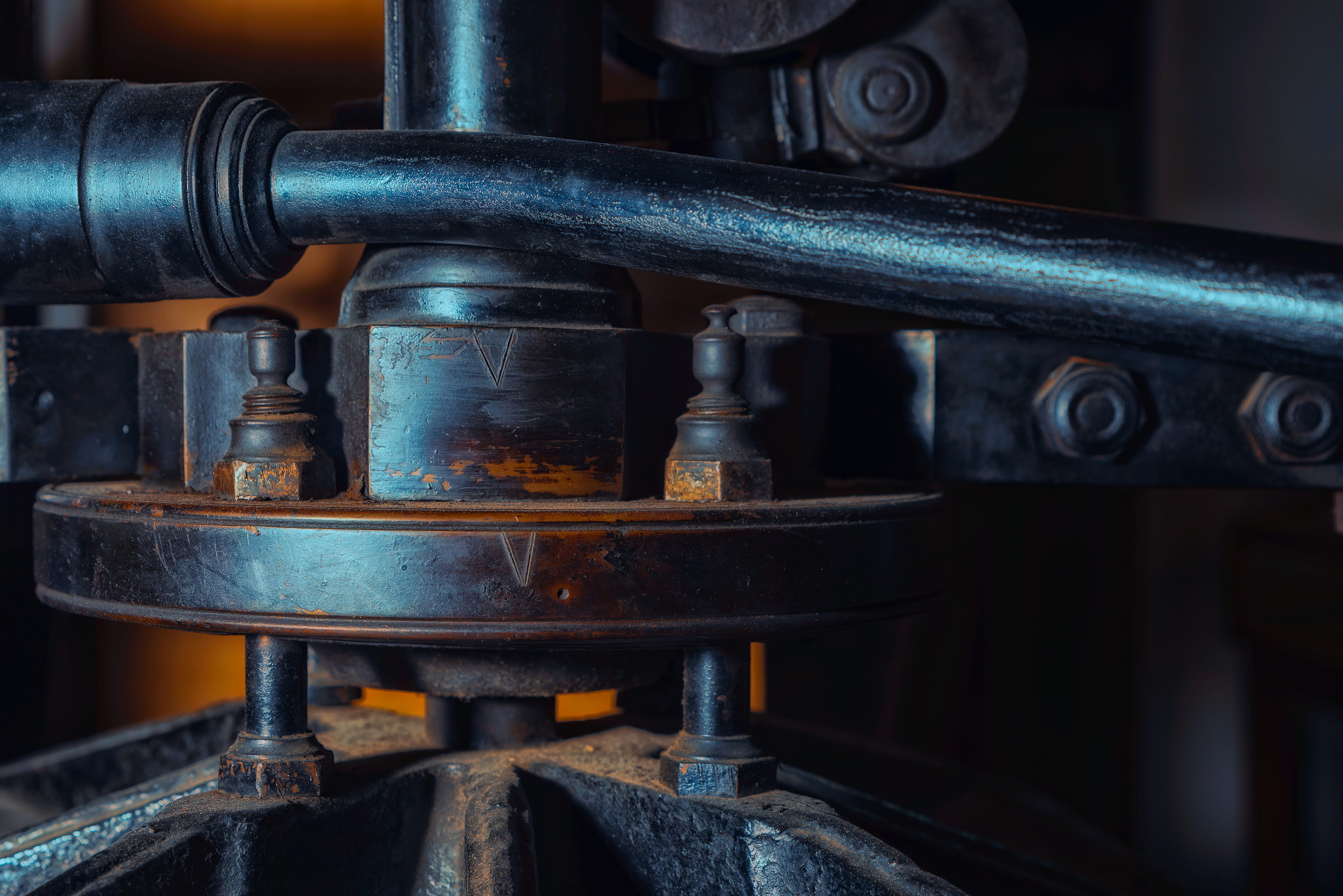 focus on foreground, equipment, rusty, museum, handle, printing machine, old-fashioned, industrial equipment, 5K, press, metal, glow, no people, industrial, HD Wallpaper