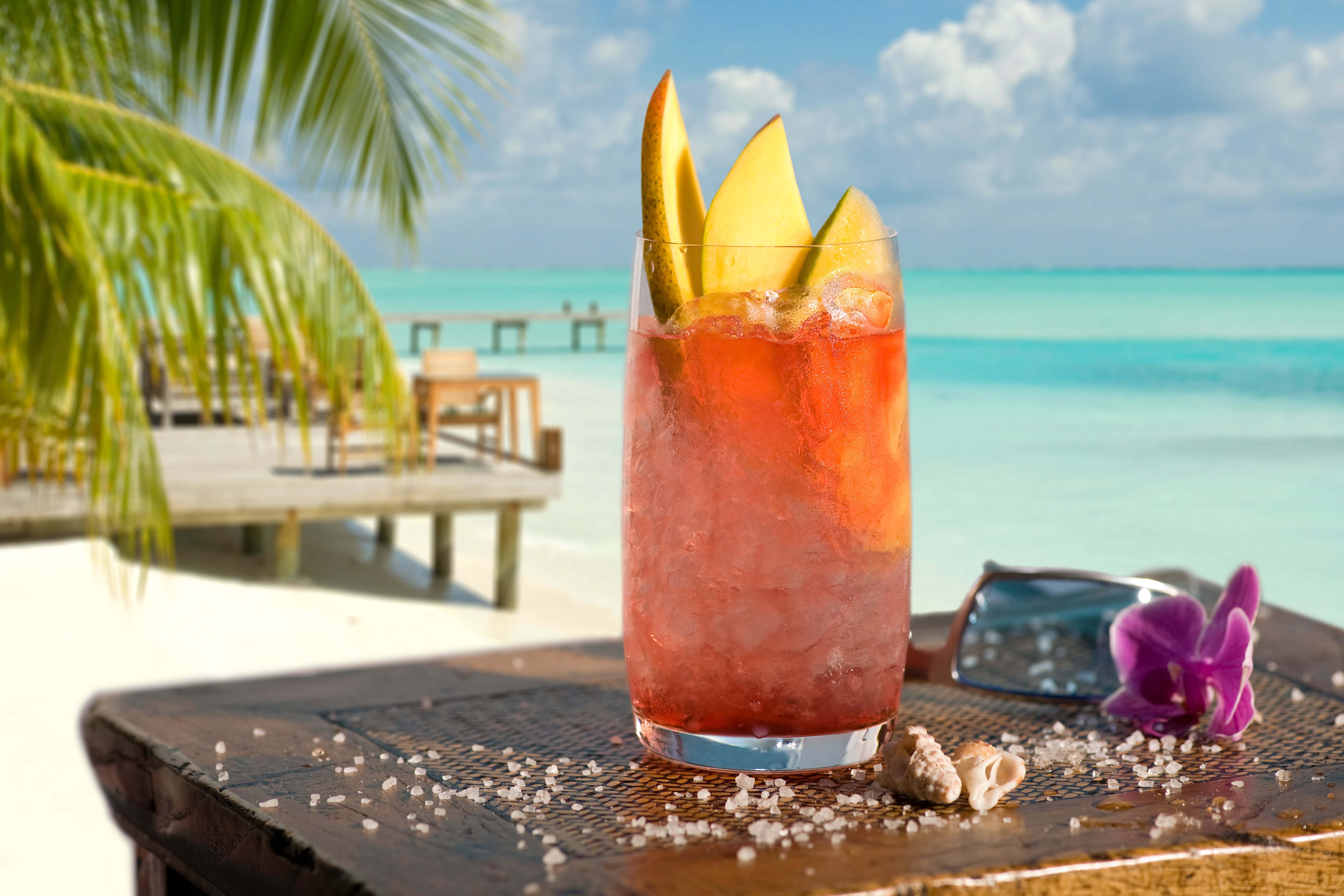 cocktails, beach, sea, vase, drink, household equipment, cocktail, food and drink, freshness, land, palm tree, drinking glass, healthy eating, refreshment, HD Wallpaper