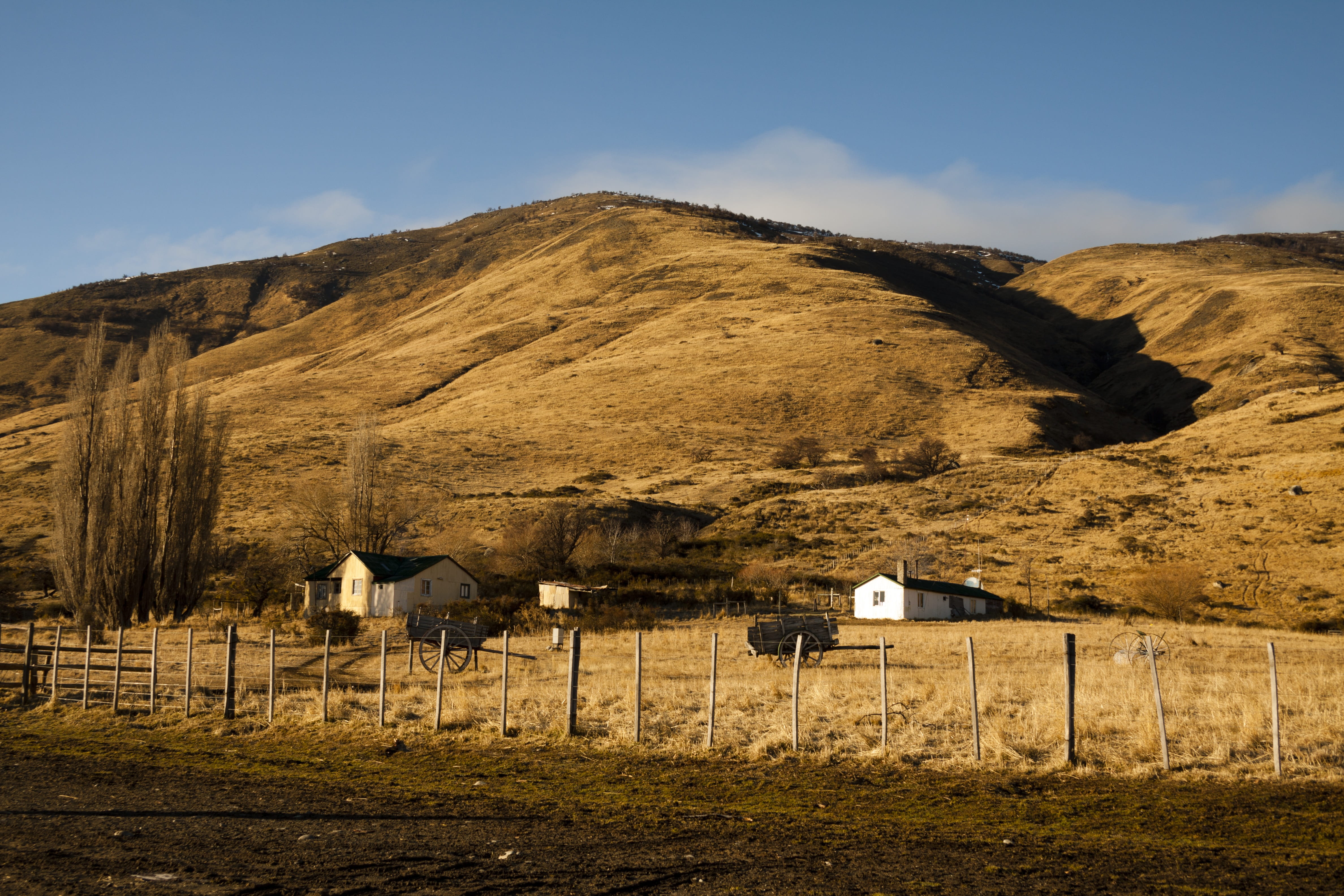 el calafate, grass, beauty in nature, landscape, built structure, cottage, resort, house, 4K, mountain, semi-arid, environment, non-urban scene, scenics - nature, HD Wallpaper