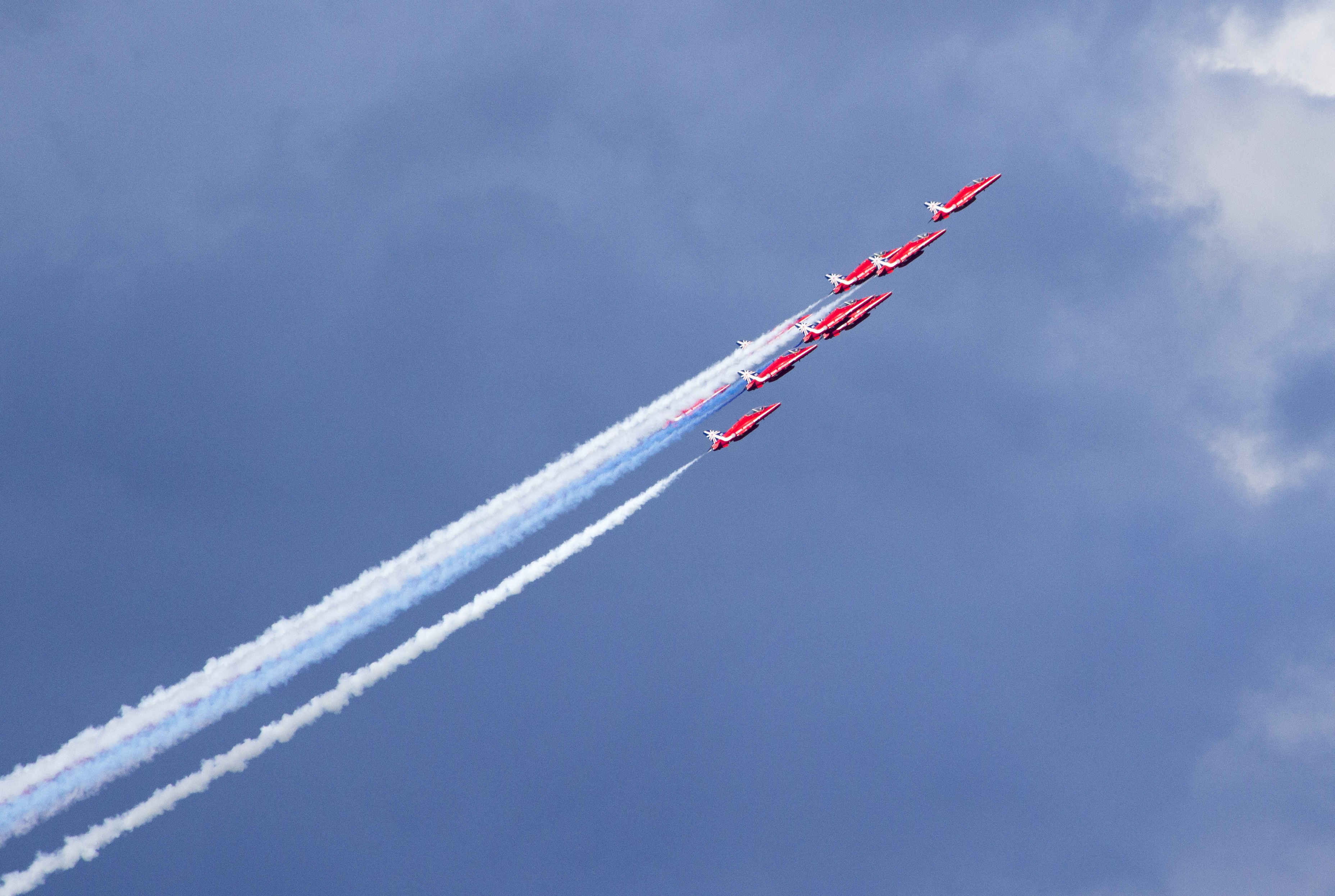 fighter, aerospace industry, aerobatic, newcastle, transportation, airplane, show, 2K, flight, raf, aircraft, low angle view, airshow, cloud - sky, aviation, HD Wallpaper
