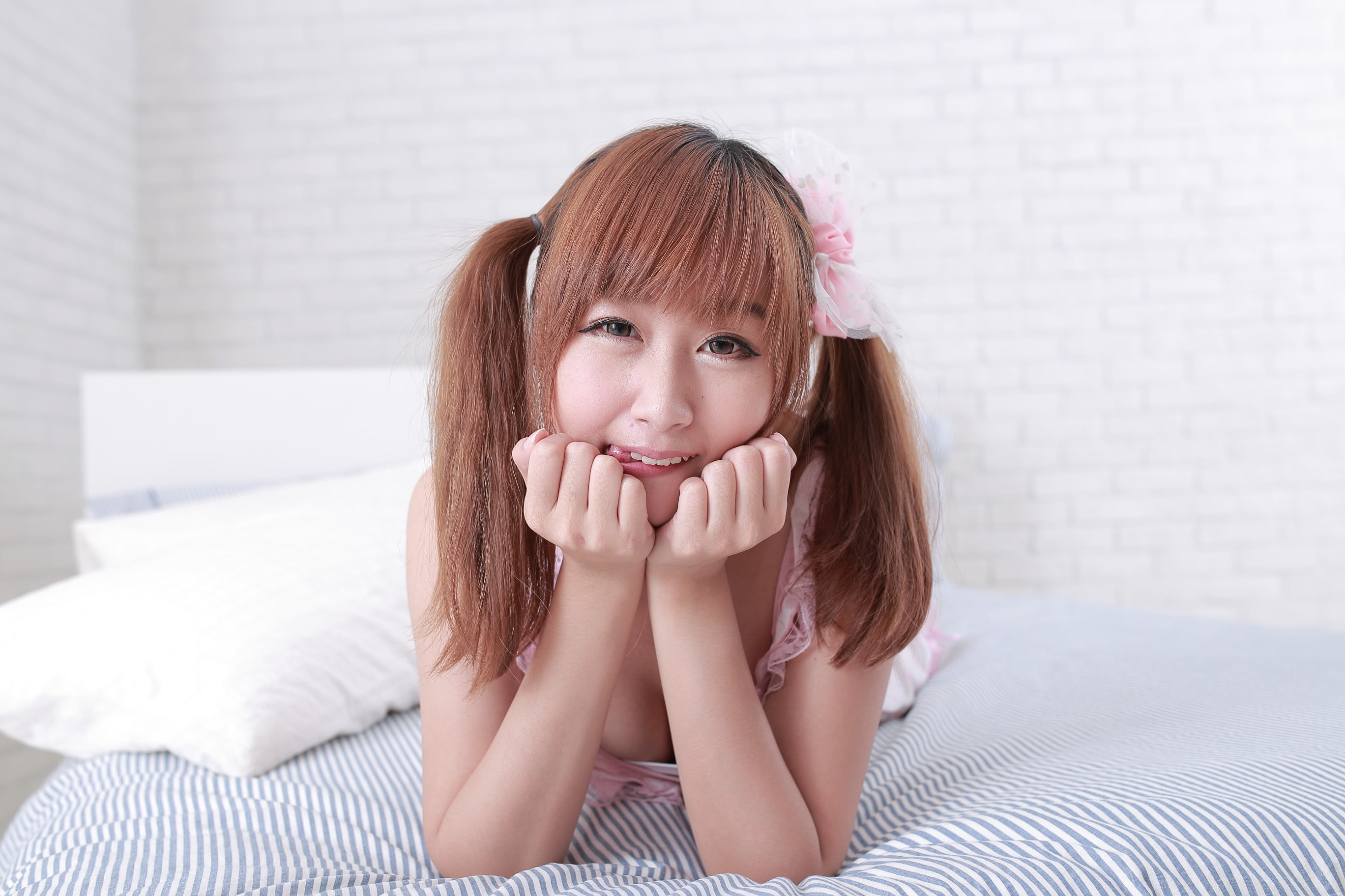 2K, redhead, knot, girls, innocence, brown eyes, women, looking at camera, one person, furniture, child, hairstyle, twintails, lying on front, childhood, HD Wallpaper