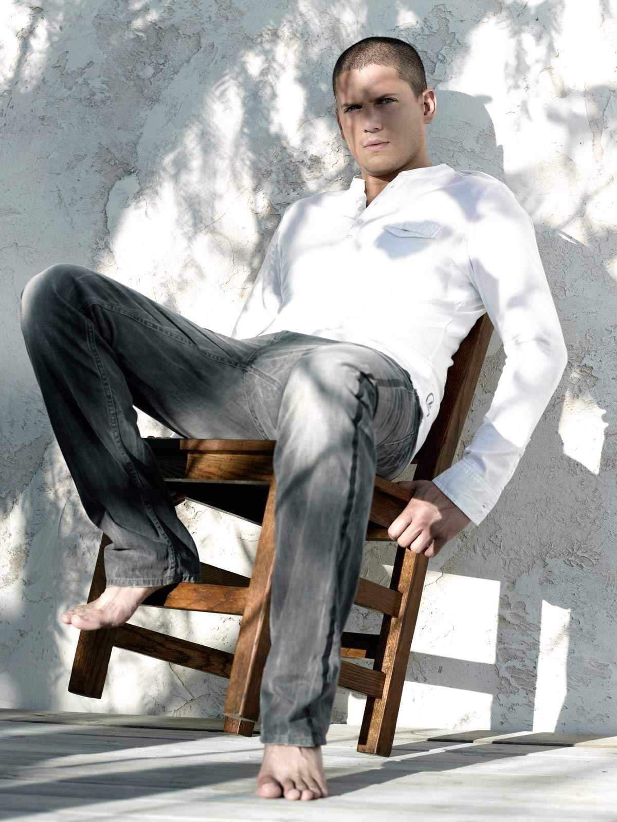 720P, actors, wentworth, men, miller, barefoot, sunlight, people, chairs, hd, x, art, Phone HD Wallpaper