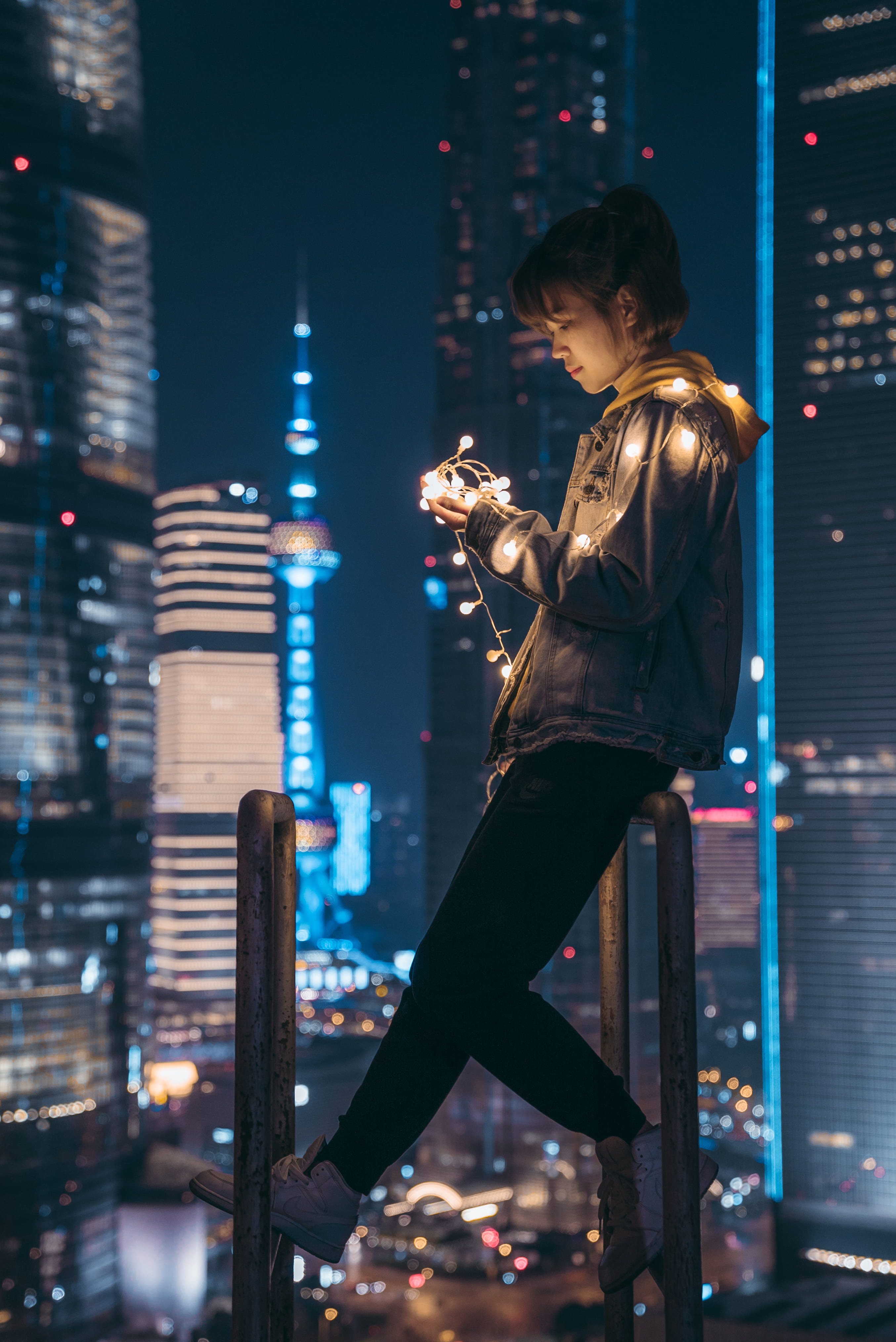 city view, girl, 中国, lights, cityscape, standing, china, city line, chinese woman, three quarter length, night time, built structure, woman, office building exterior, Phone HD Wallpaper