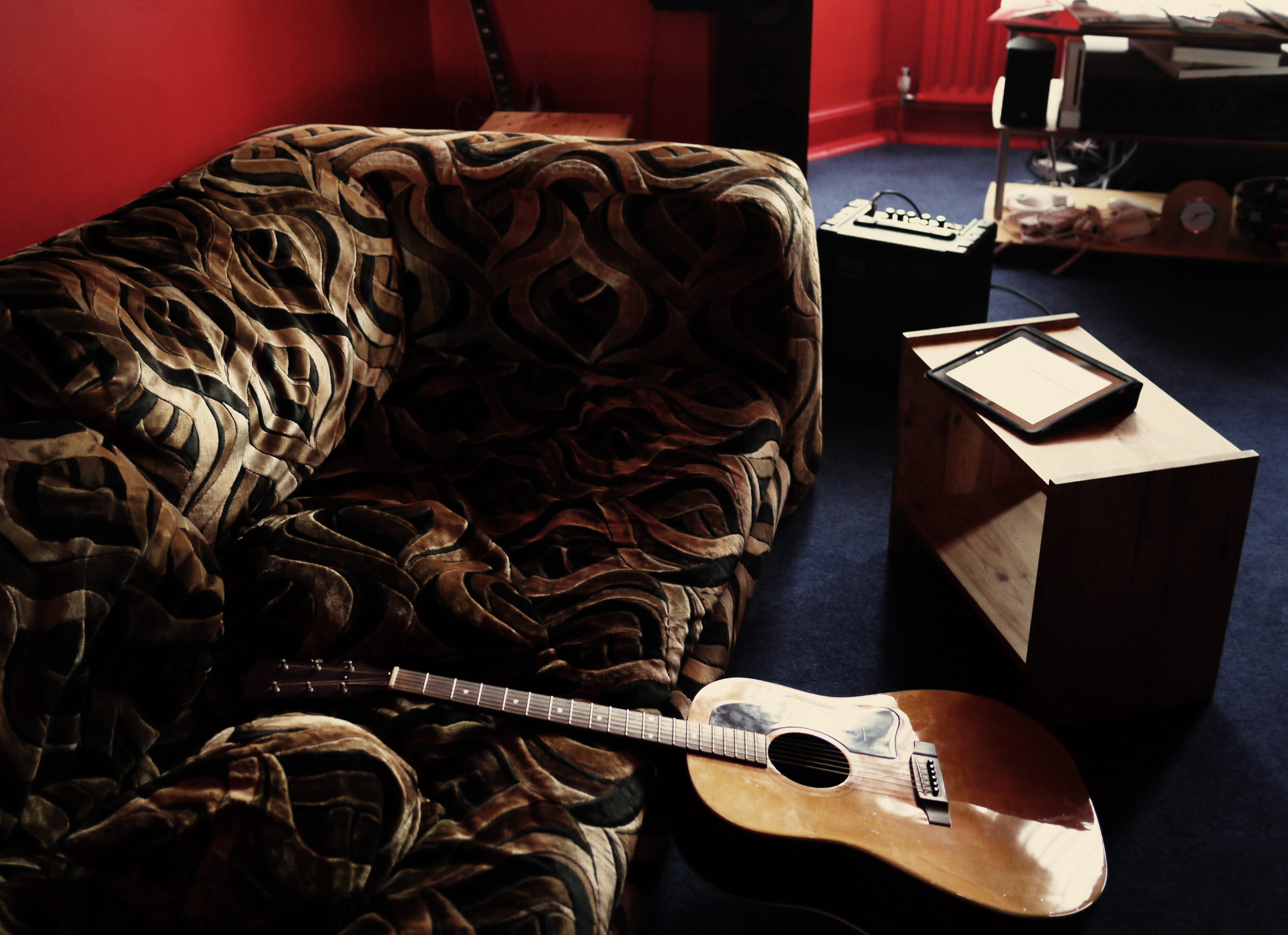 couch, indoors, retro, table, leather, sofa, carpet, arts culture and entertainment, red, leaning, skill, large group of objects, classic, craft, instrument, HD Wallpaper