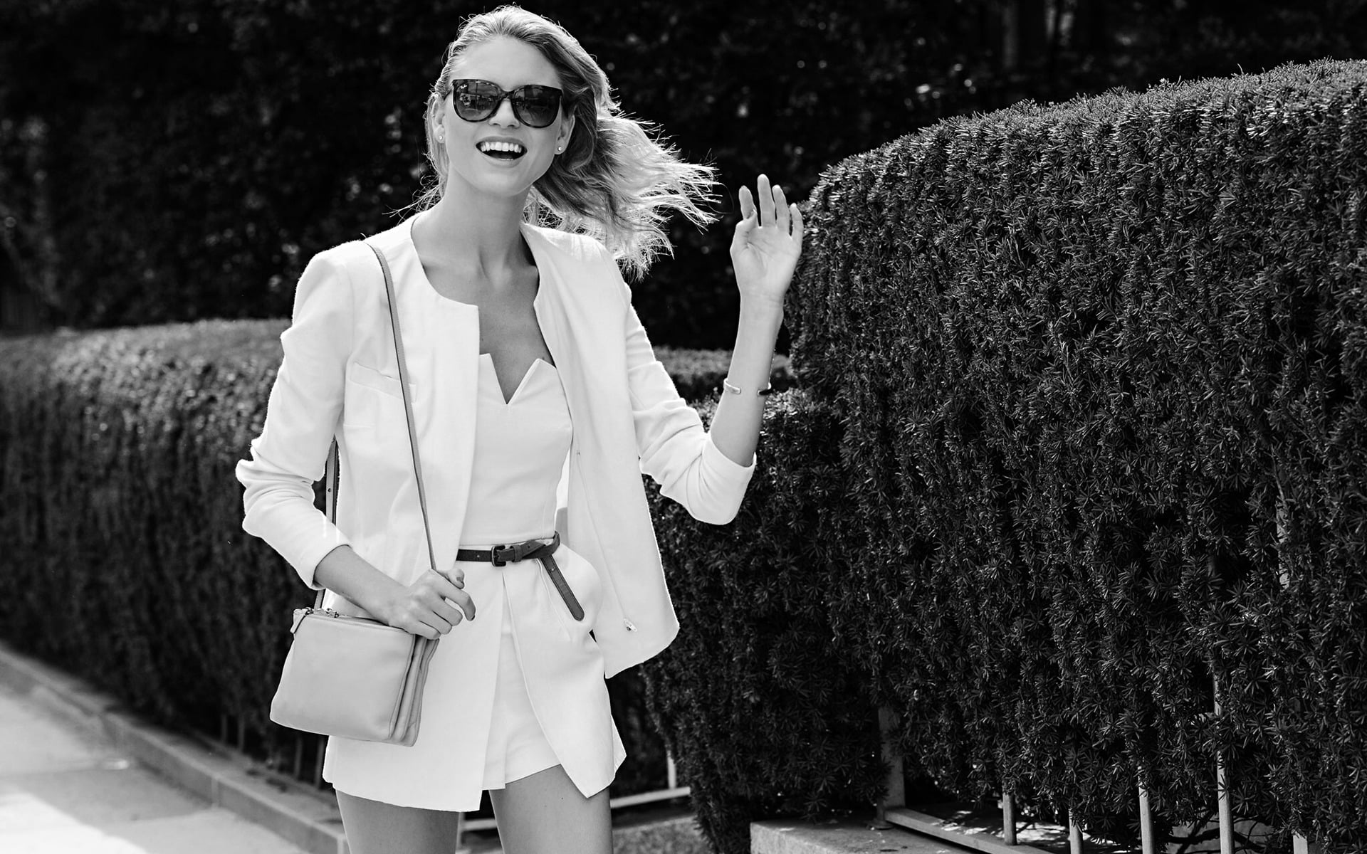 females, celebrity, outdoors, lifestyles, glasses, smiling, front view, adult, day, young women, fashion, standing, real people, leisure activity, sunglasses, HD Wallpaper