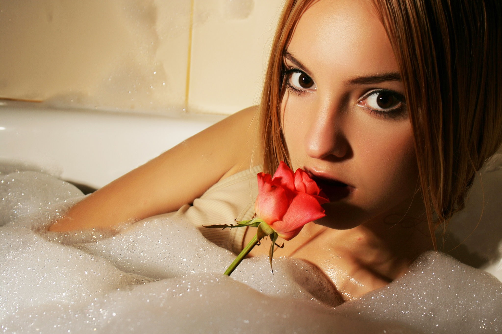 brunette, domestic room, women, home, bathtub, beauty, indoors, brown eyes, food, food and drink, 1080P, Kira W, young adult, lifestyles, flowers, flower, HD Wallpaper