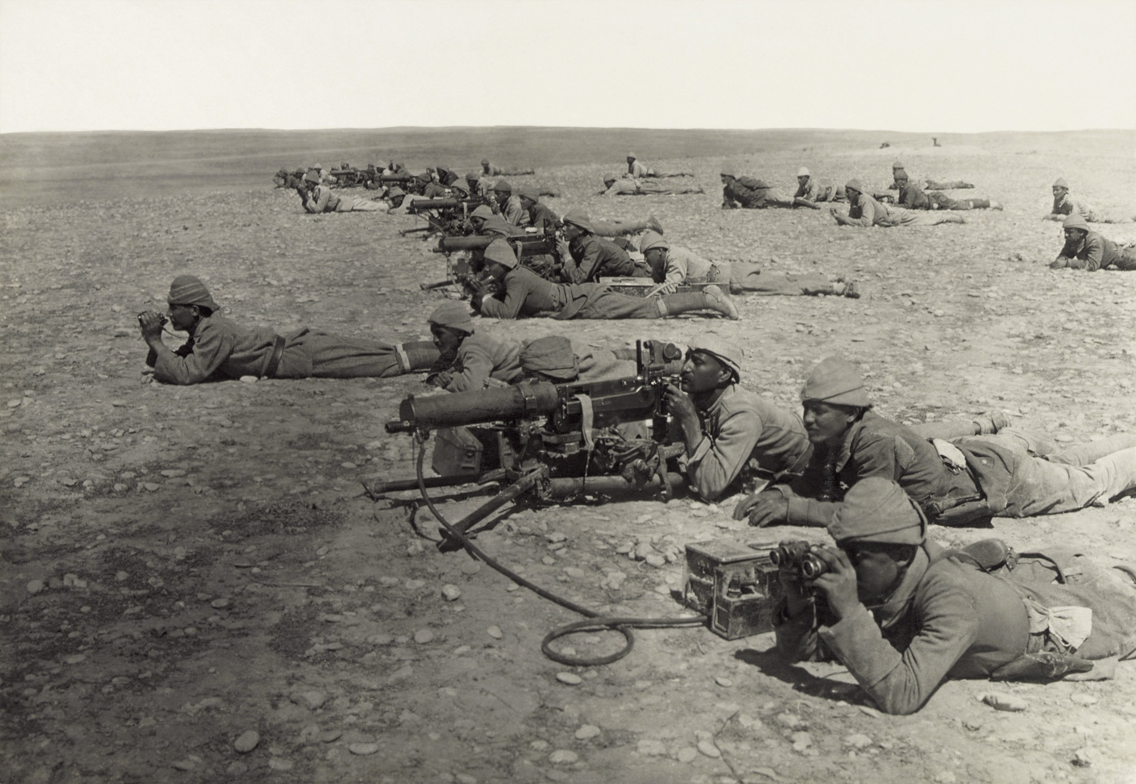 1917, real people, nature, 1080P, field, soldiers, adult, group of people, armed forces, army soldier, front, gray, crawling, ww1, scale, world war i, HD Wallpaper