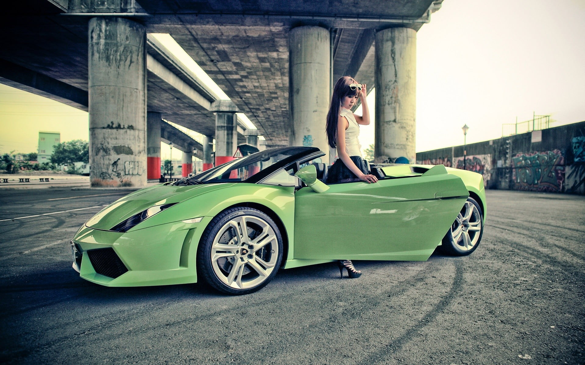 vintage car, italian, green, supercars, day, sunglasses, versus, land vehicle, women, models, built structure, architecture, motor vehicle, transportation, HD Wallpaper