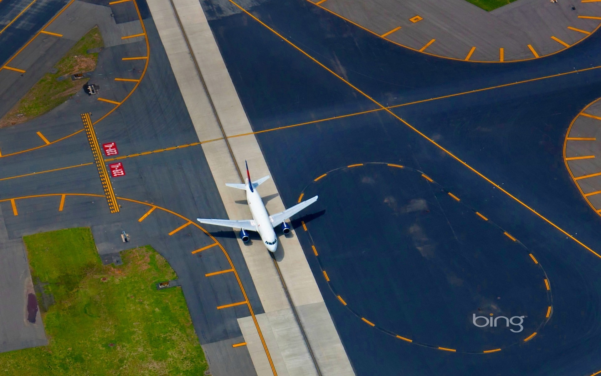travel, high angle view, bing, dividing line, mode of transportation, commercial airplane, september, no people, 1080P, transportation, marking, taxiing, HD Wallpaper