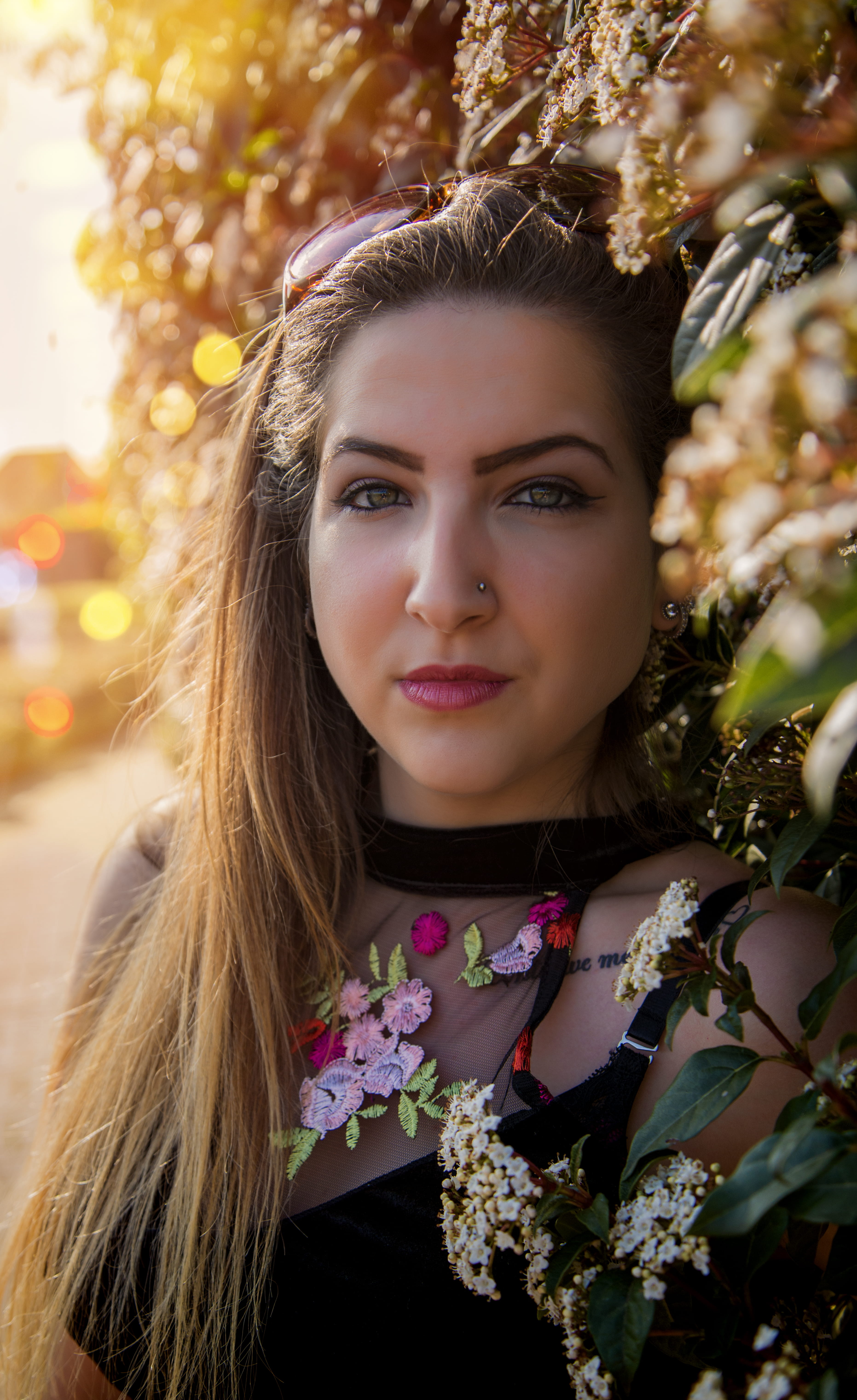 crowd, teenager, young women, beautiful woman, shirt, beauty, real people, standing, flower, young adult, face, teeth, lei, geranium, looking at camera, Phone HD Wallpaper