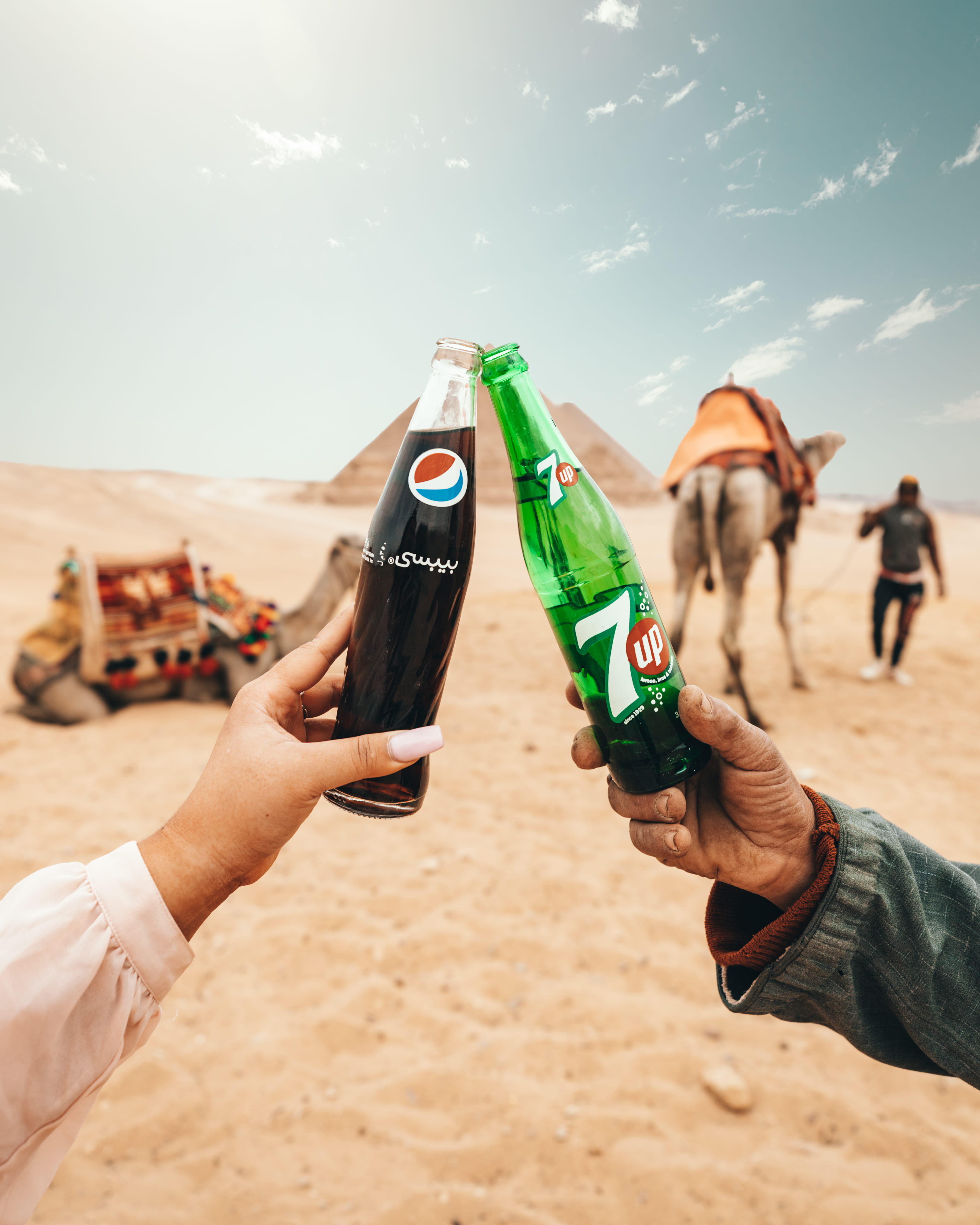 refreshment, focus on foreground, nature, person, men, 4K, glass, real people, pepsi, drink, holding, hand, celebration, human hand, alcohol, day, lifestyles, Phone HD Wallpaper