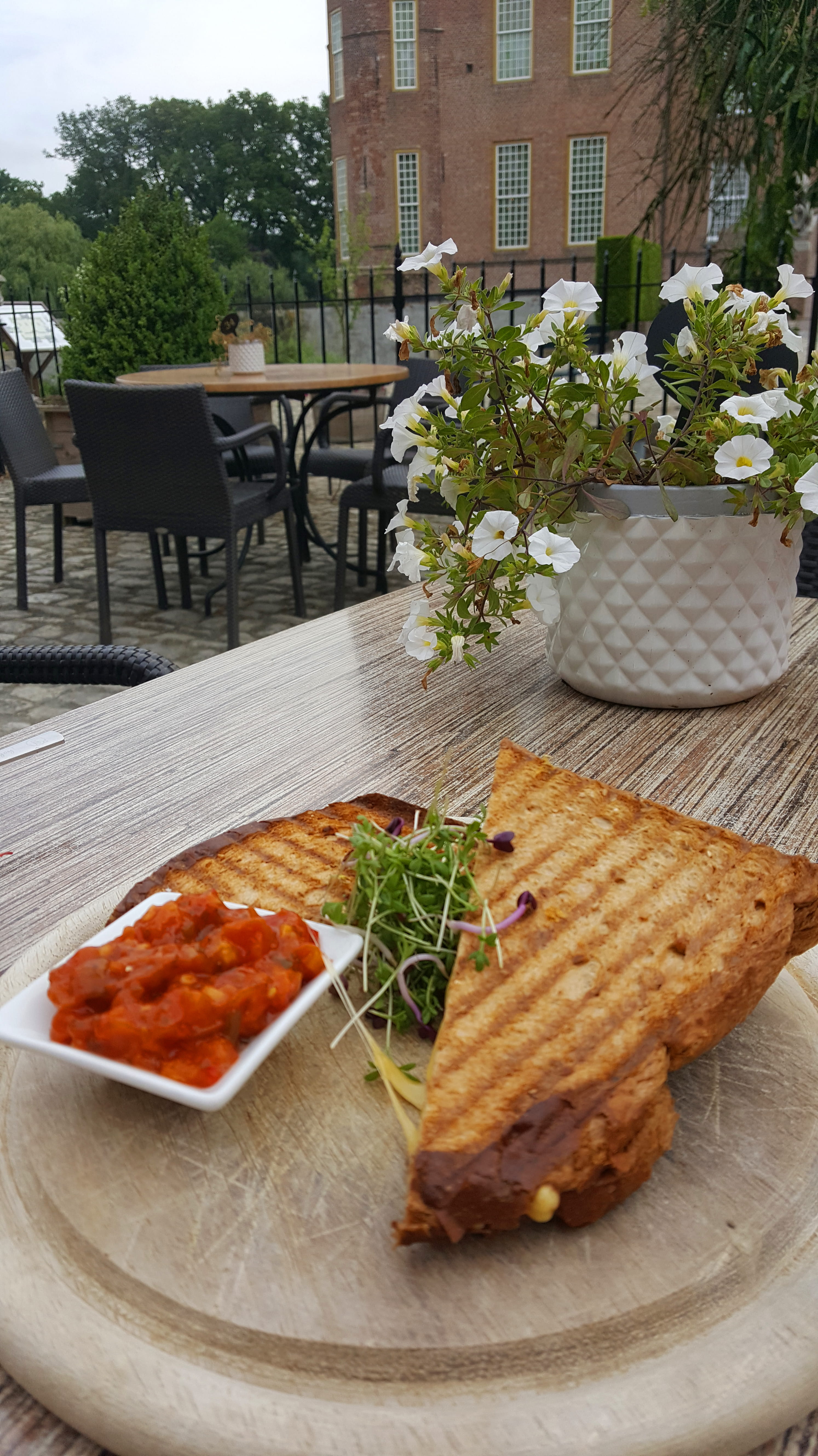 serving size, plate, business, zierikzee, grachtweg 22, 5K, cafe, seat, heeswijk, kasteel, kasteel van brabant, flower, table, architecture, castle, freshness, Phone HD Wallpaper
