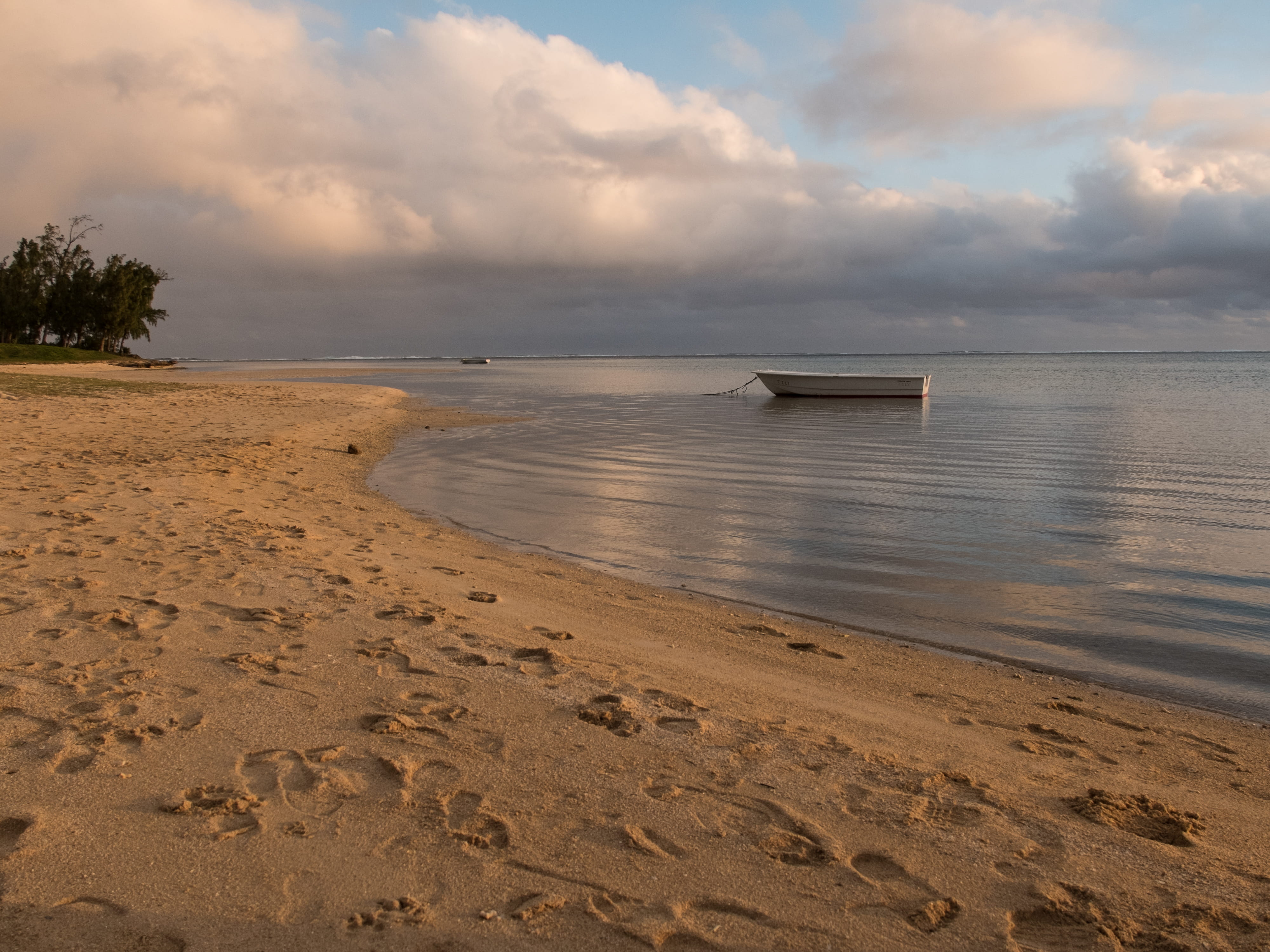 idyllic, horizon over water, horizon, tranquil scene, no people, water, tranquility, 4K, low tide, boat, nature, sky, sea, cloud - sky, le morne brabant, HD Wallpaper