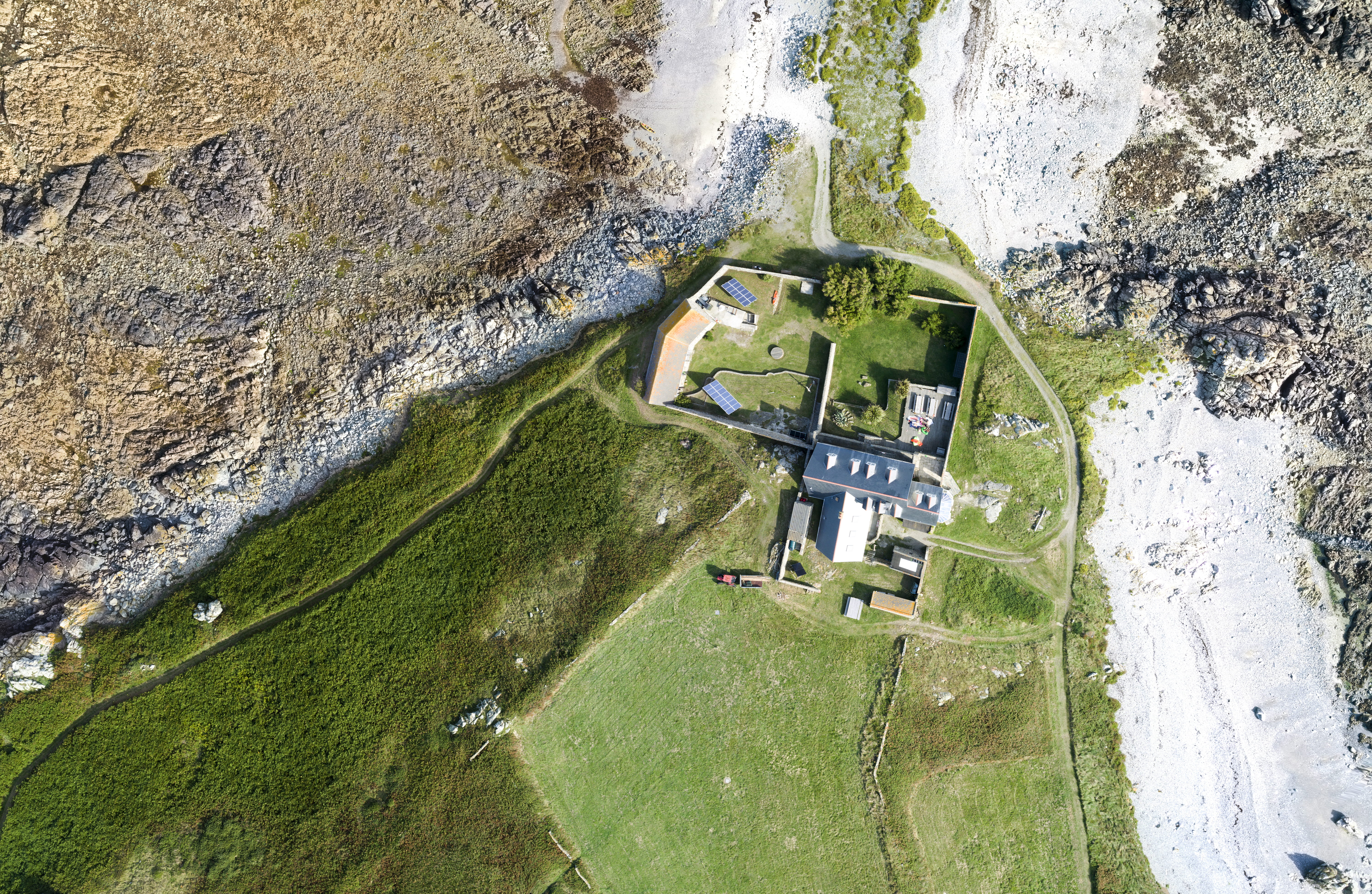 architecture, high angle view, beachfront, green color, dayrime, lihou island, castle, environment, building, day, house, rock, aerial view, built structure, HD Wallpaper
