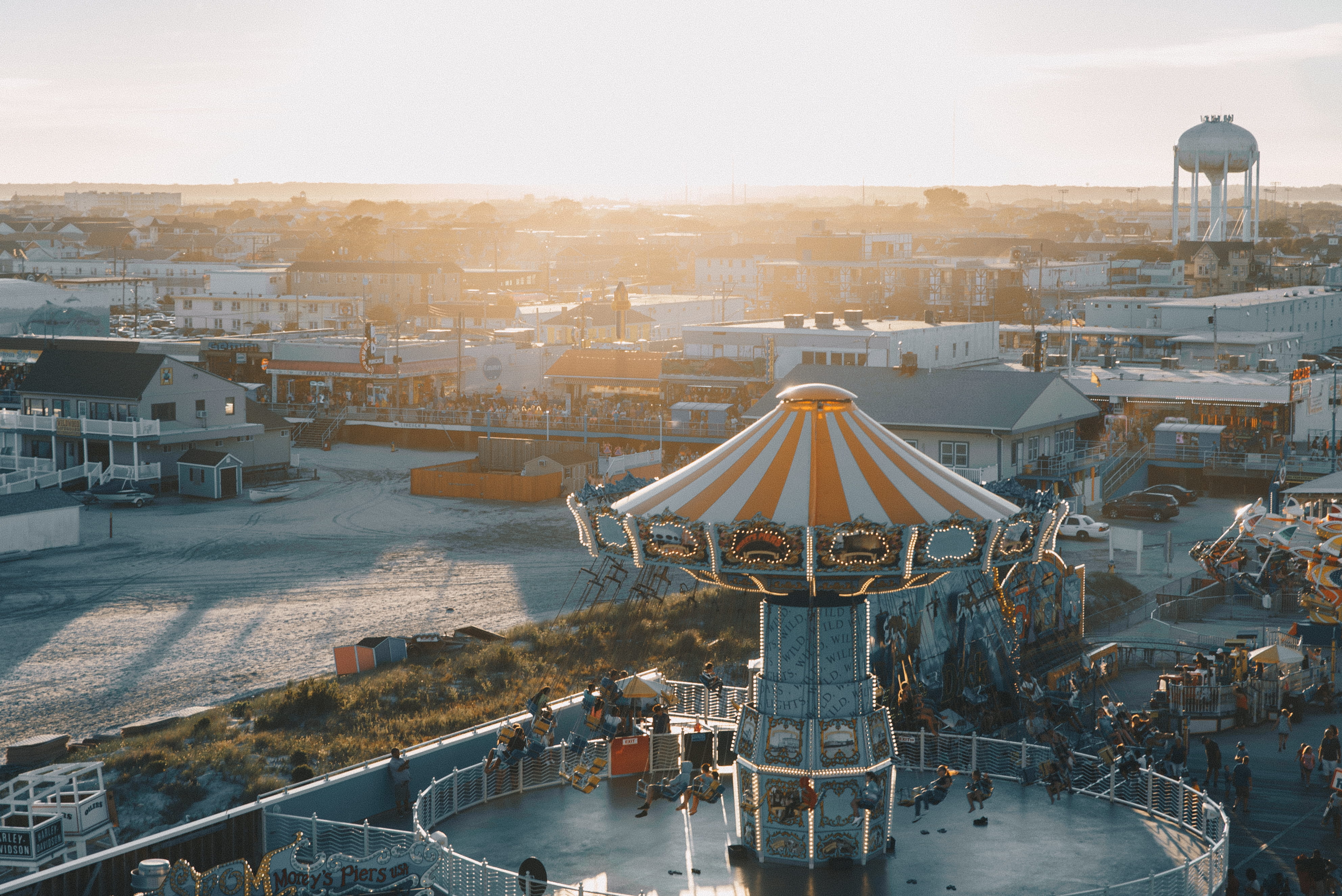 4K, united states, building, lens flare, outdoors, building exterior, city, crowd, sunlight, high angle view, nature, golden hour, city life, real people, HD Wallpaper