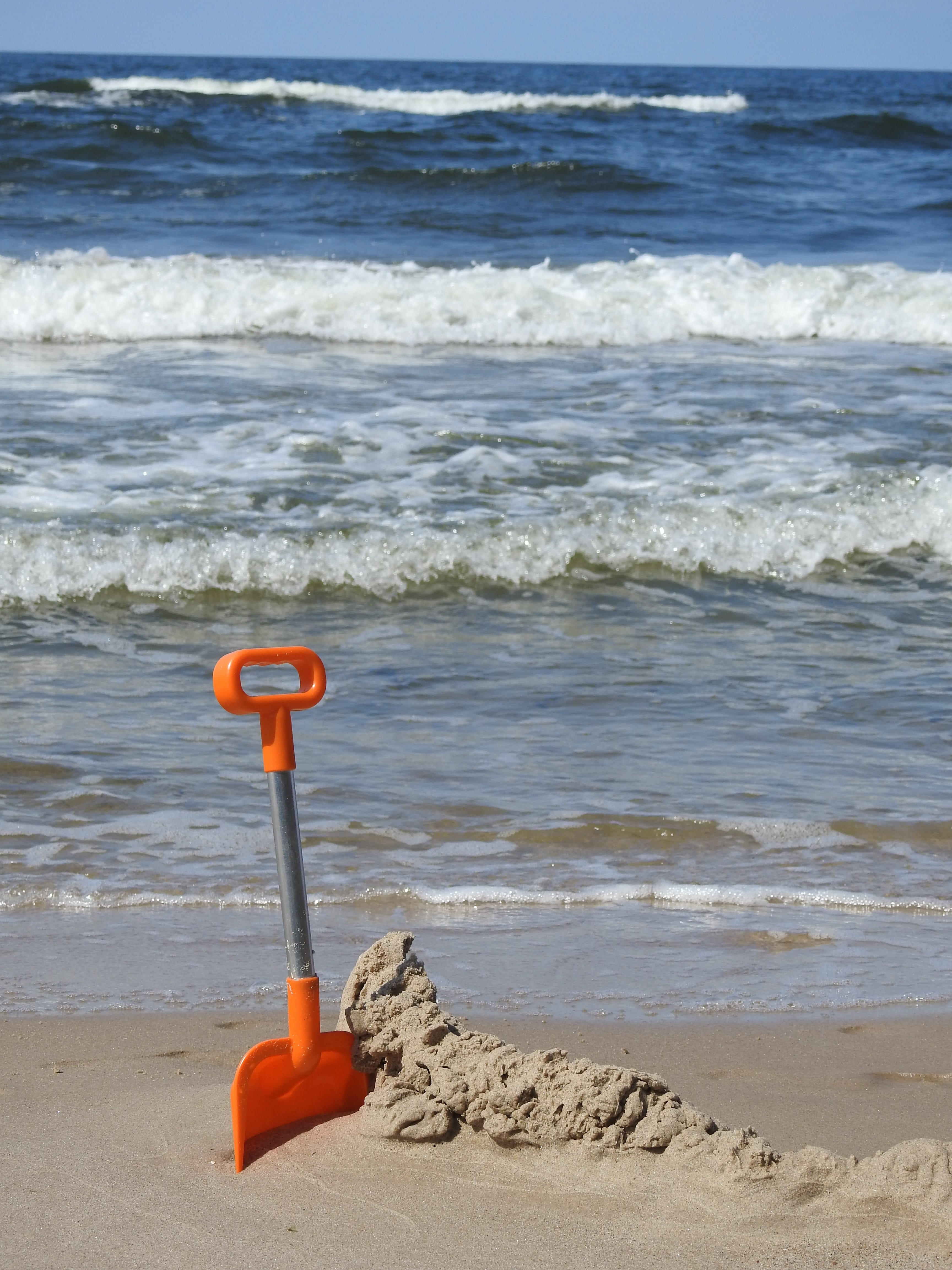 aquatic sport, beach, holidays, fun on the beachfront, 4K, sport, beauty in nature, orange shoulder, building, sky, nature, water, scenery, sand, construction on the sand, Phone HD Wallpaper
