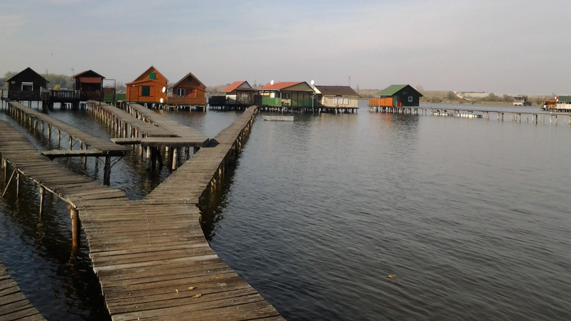 bokod, wood, countryside, architecture, waterfront, no people, outdoors, house, overwater bungalow, water, residential district, built structure, bungalow, HD Wallpaper