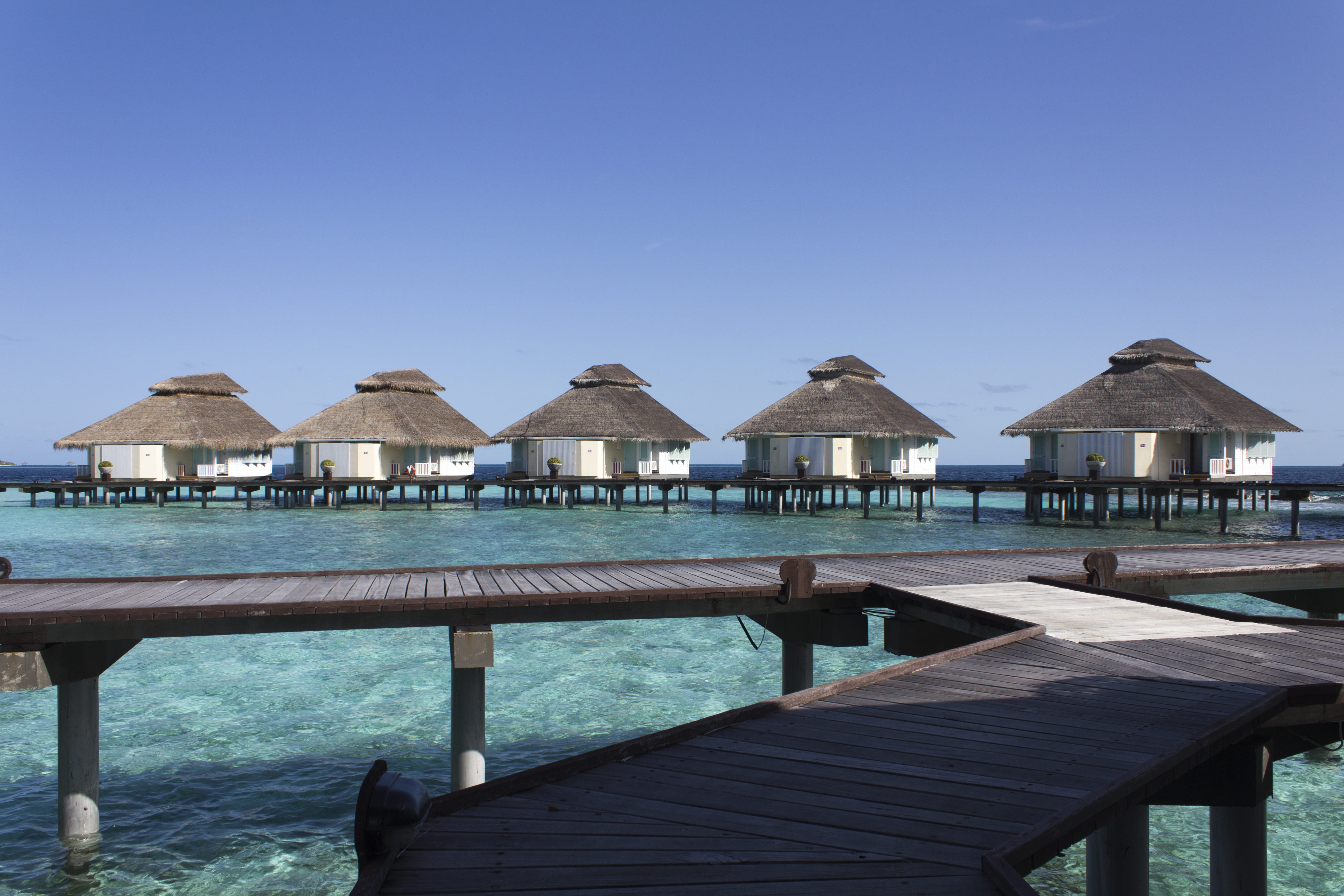 roof, summer, view, outdoors, architecture, wood - material, day, building, over the water, sea, tranquility, cabins, holiday, swimming pool, beauty in nature, HD Wallpaper