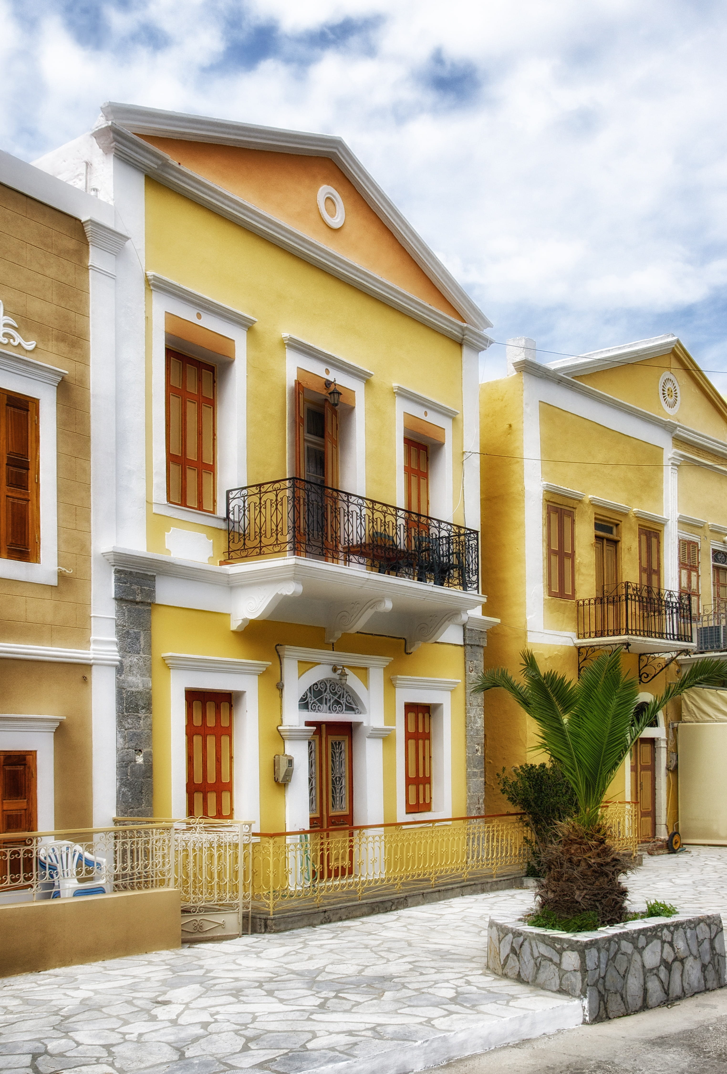 palm, greece, building exterior, outdoors, buildings, house, homes, 4K, window, architecture, sky, clouds, hdr, city, plant, cities, door, cloud - sky, Phone HD Wallpaper
