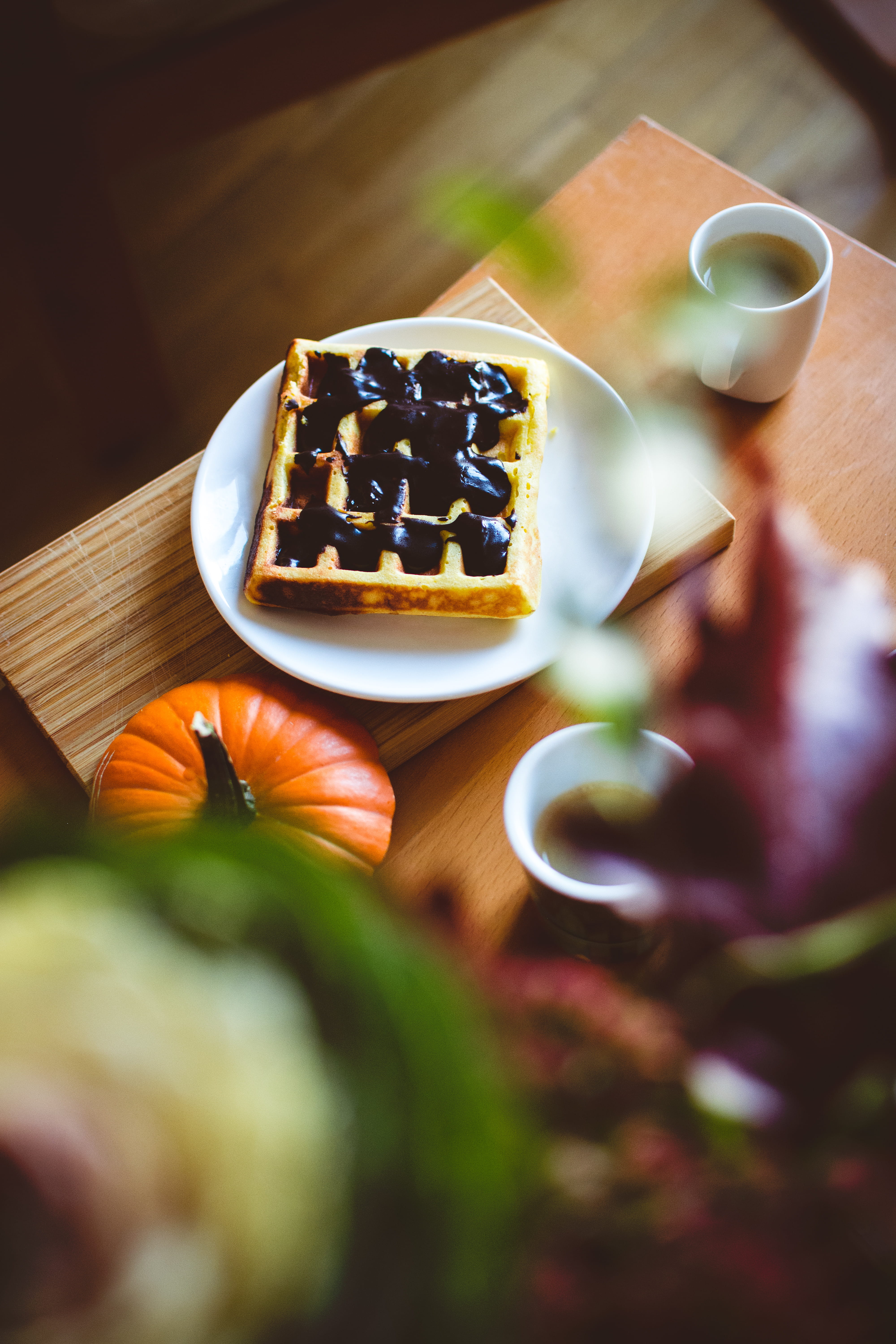 refreshment, 5K, dessert, relax, pumpkin, cake, indulgence, wood - Material, indoors, drink, mug, selective focus, homemade, orange, coffee, home, sweet Food, Phone HD Wallpaper