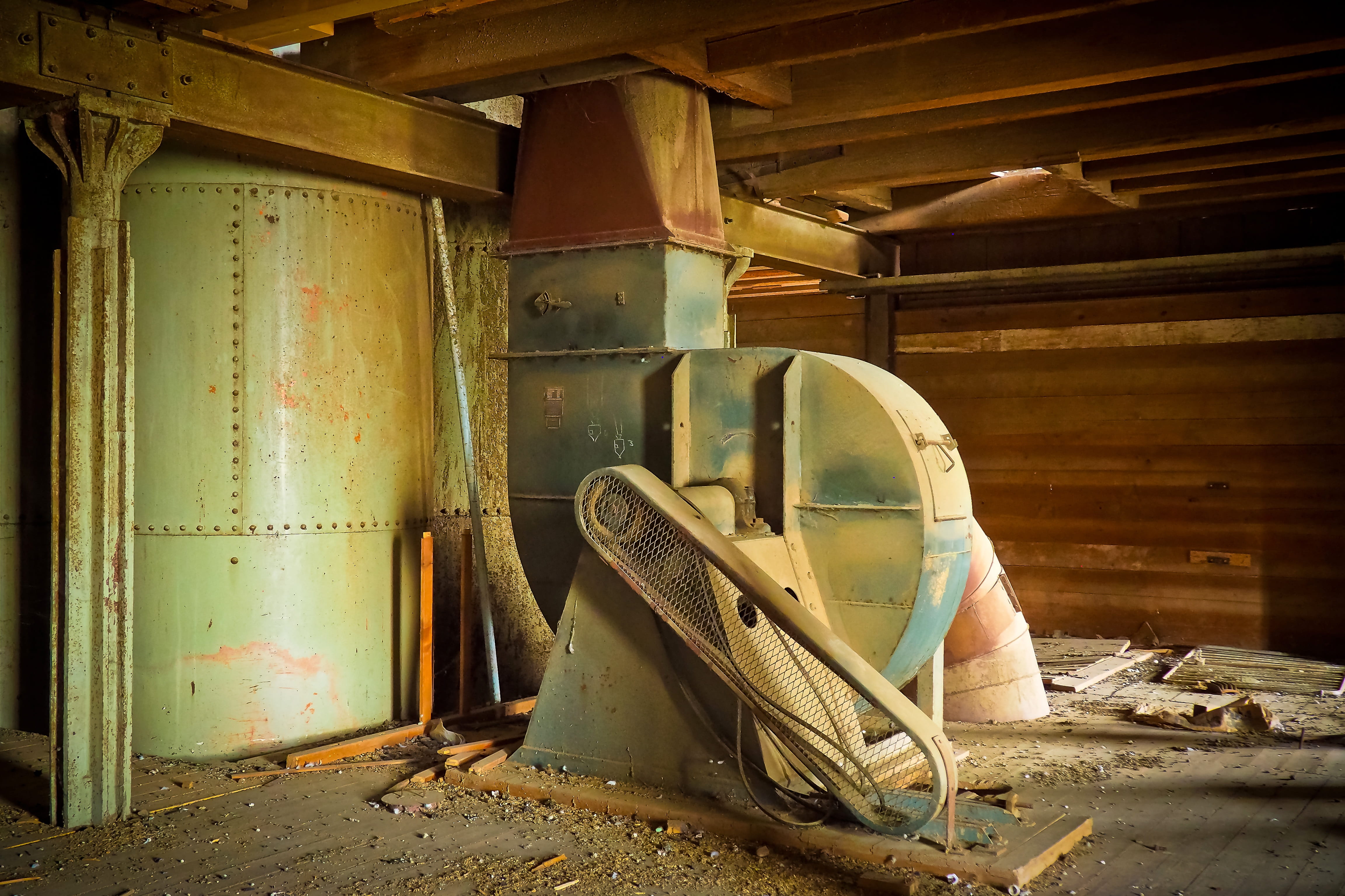 run-down, day, home interior, architecture, cereals, deterioration, messy, empty, leave, hall, building, destroyed, gloomy, bottling plant, rye, transience, HD Wallpaper