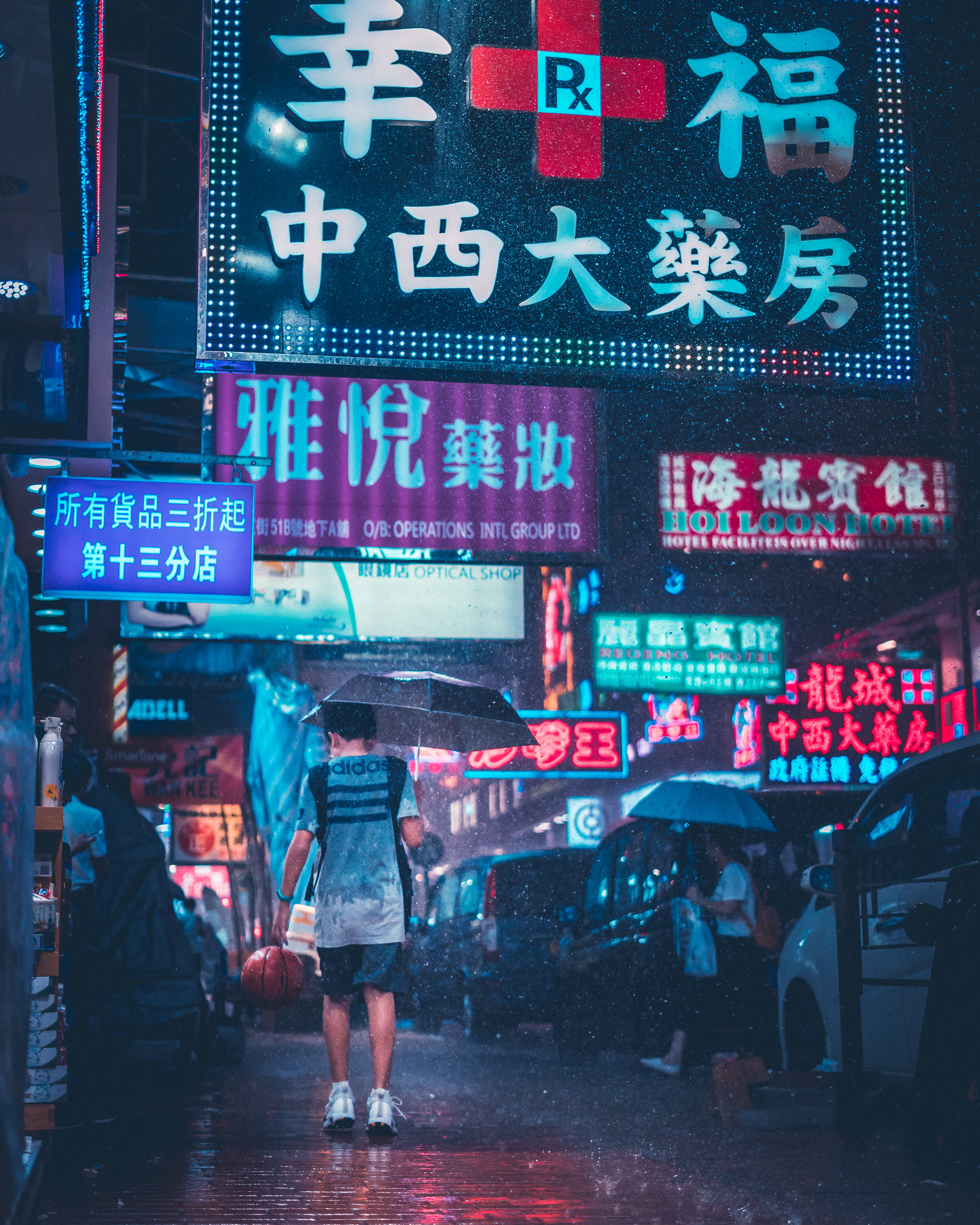 holding, asium, basketball, standing, adidas, typhoon, neon, group of people, sign, city, shirt, 4K, text, people, western script, lapse, non-western script, Phone HD Wallpaper