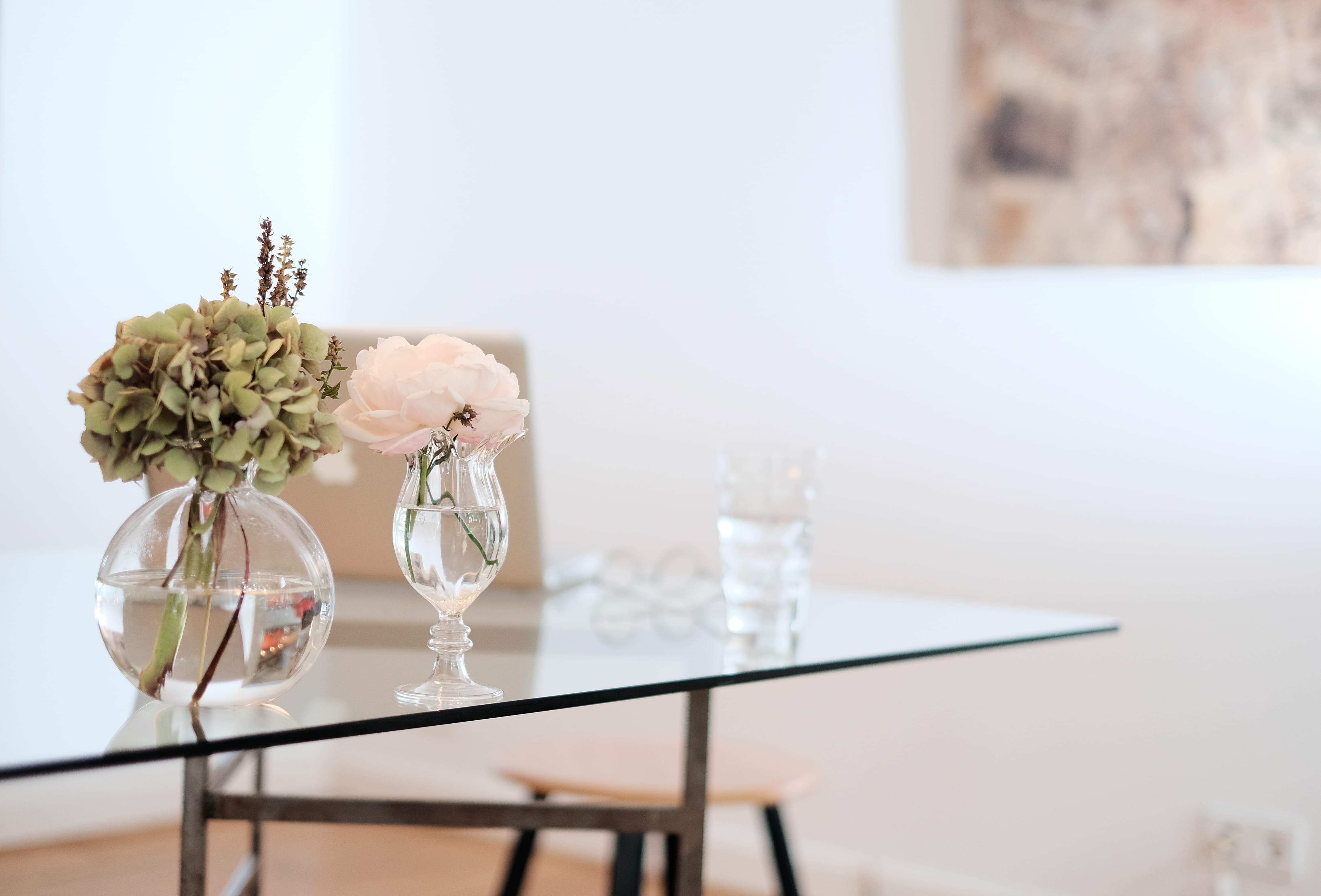 decoration, modern, focus, seat, 4K, indoor, vase, flowering plant, room, indoor plant, glass table, focus on foreground, flower arrangement, glass, plant, HD Wallpaper