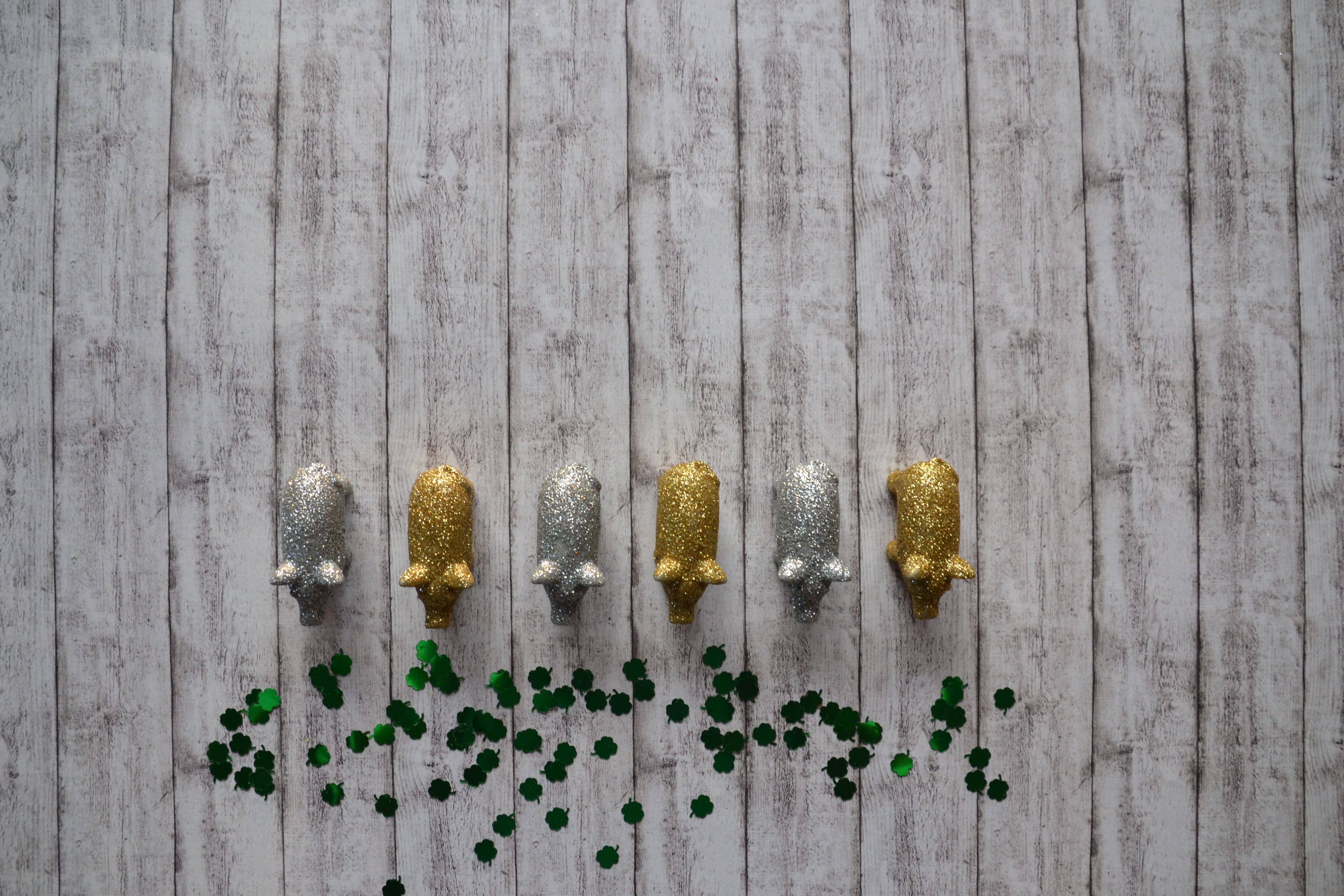 congratulations, four leaf clover, green, wood - material, arrangement, wall - building feature, in a row, plant, luck, happy, indoors, gold, silver, pattern, HD Wallpaper