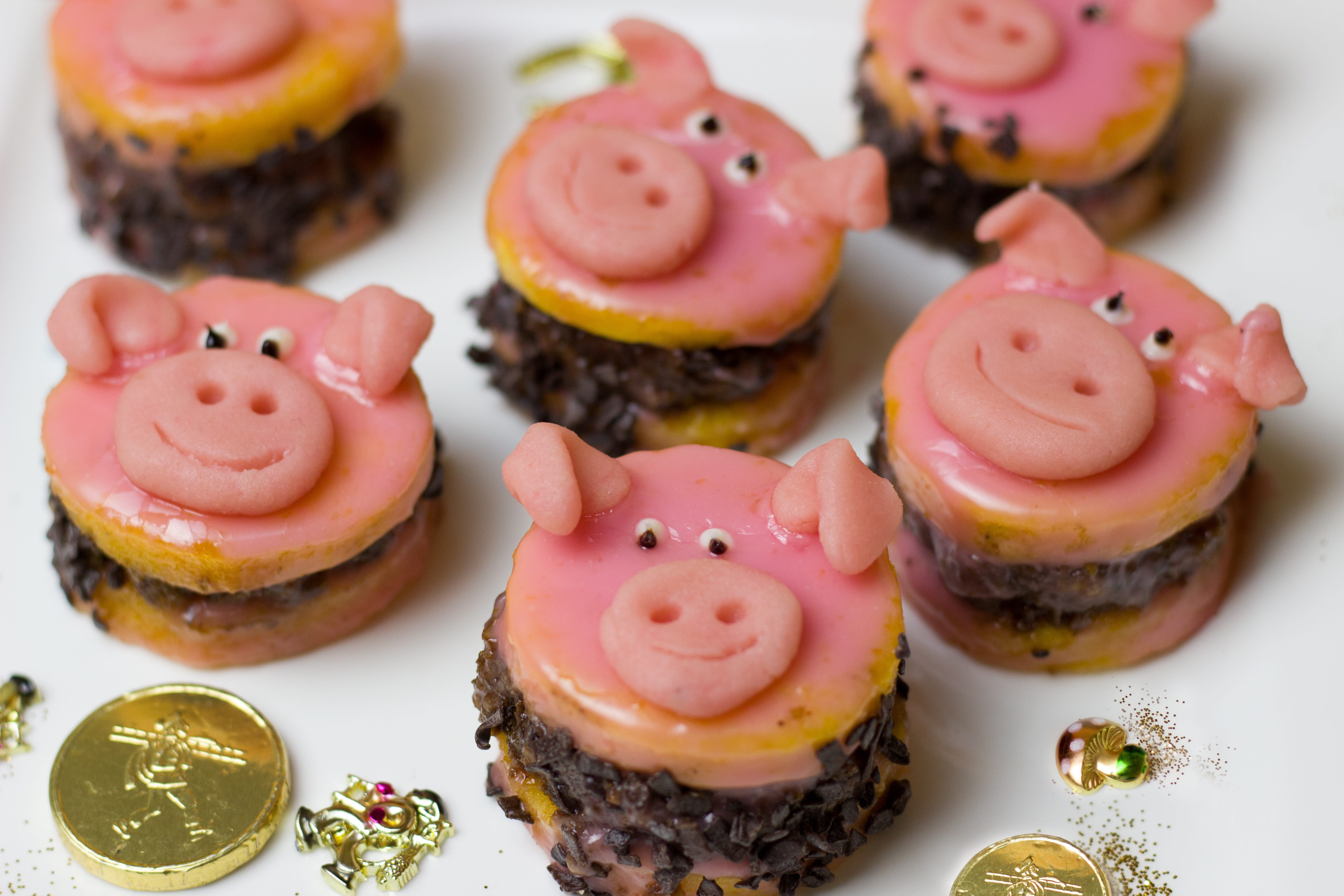 New YearS Day, indoors, cake, pig, lucky charm, snack, food, chocolate, freshness, New YearS Eve, s, fruit, indulgence, food styling, gourmet, bakery, close-up, HD Wallpaper