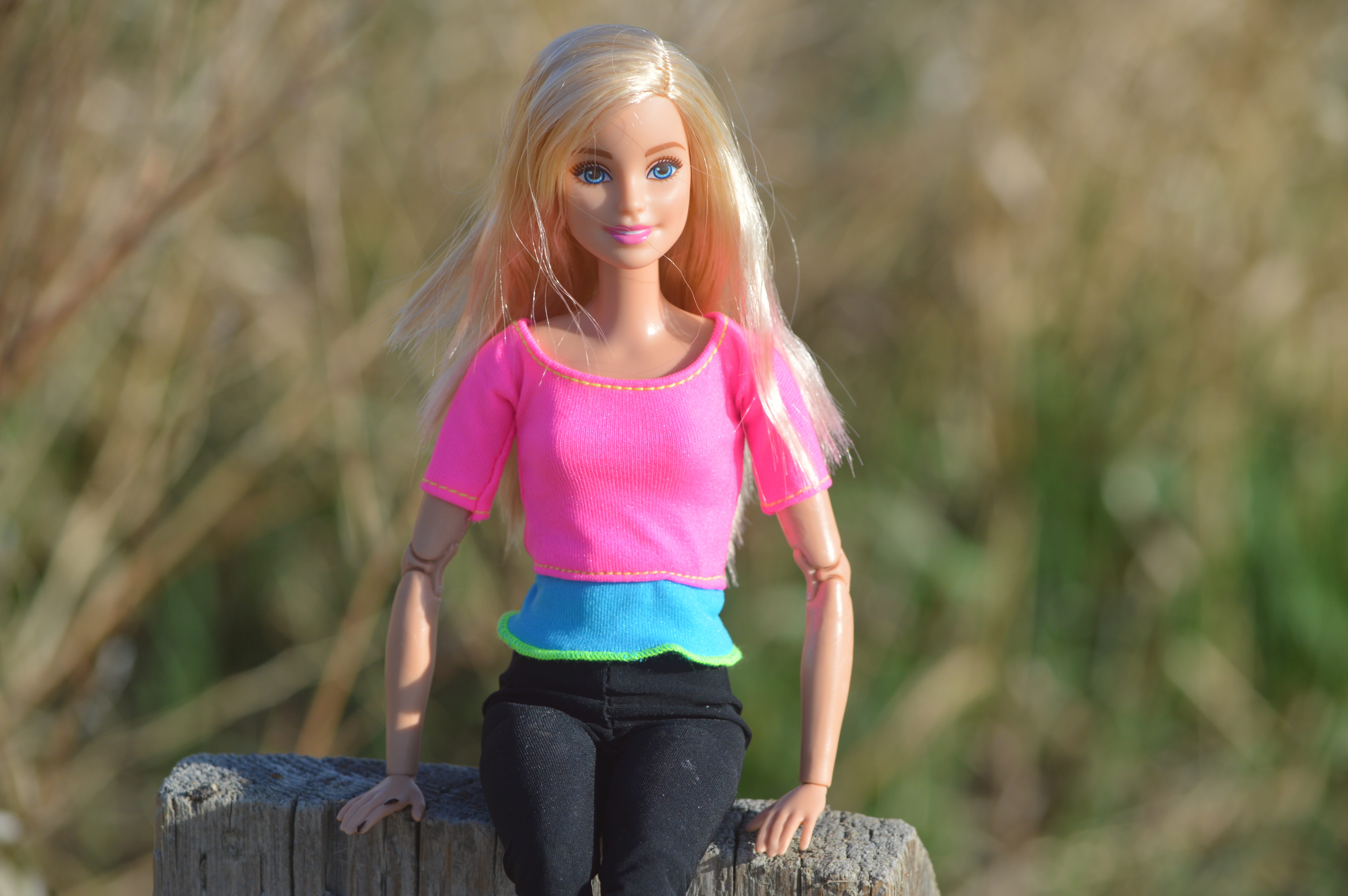 day, casual clothing, real people, pretty, front view, girl, smiling, lifestyles, female, blonde, caucasian, model, outdoors, portrait, toy, barbie, blond hair, HD Wallpaper
