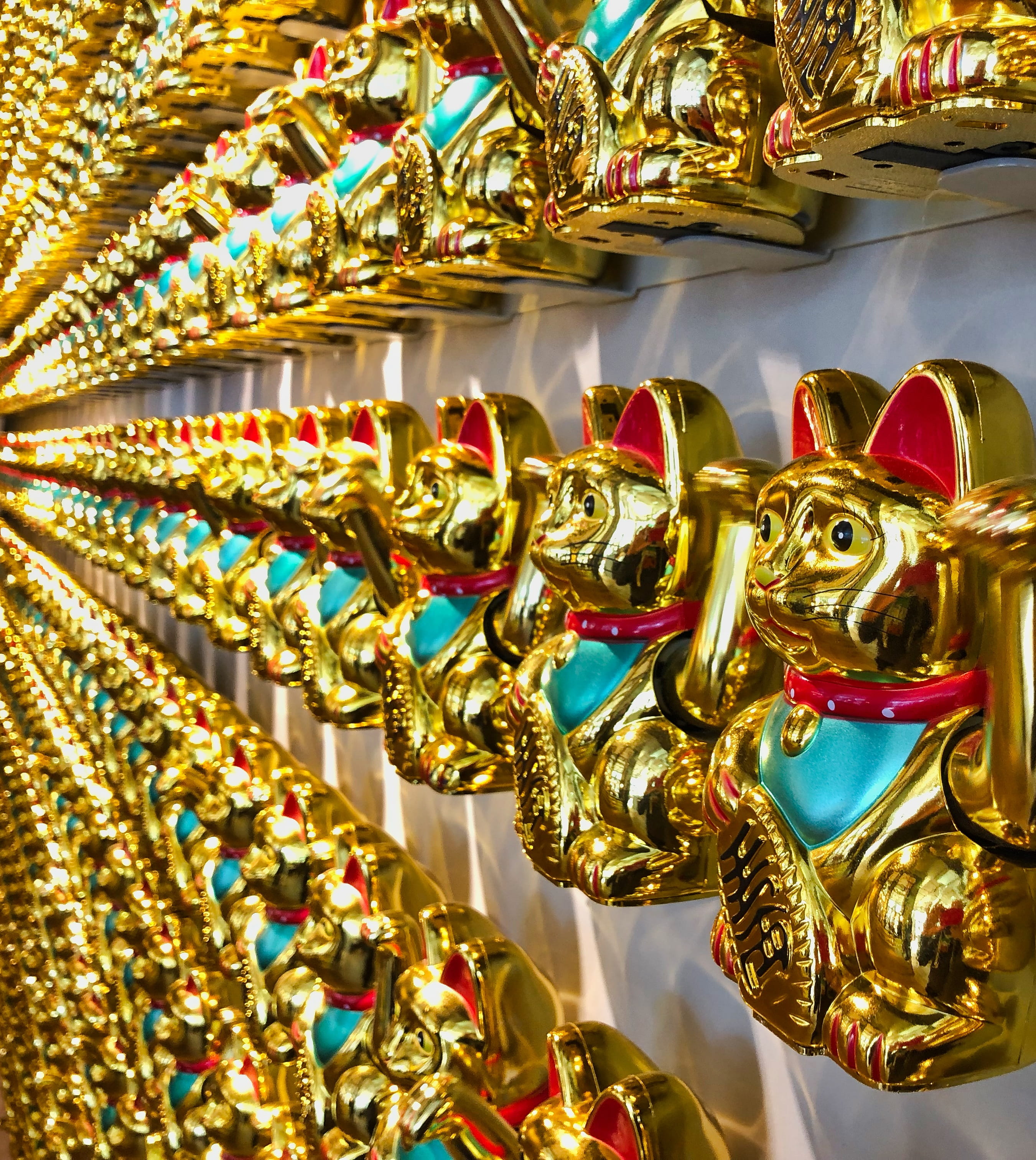 waving cat, ornate, for sale, 2K, gold, lucky charm, still life, manekineko, craft, creativity, luxury, in a row, retail, choice, asia, large group of objects, Phone HD Wallpaper