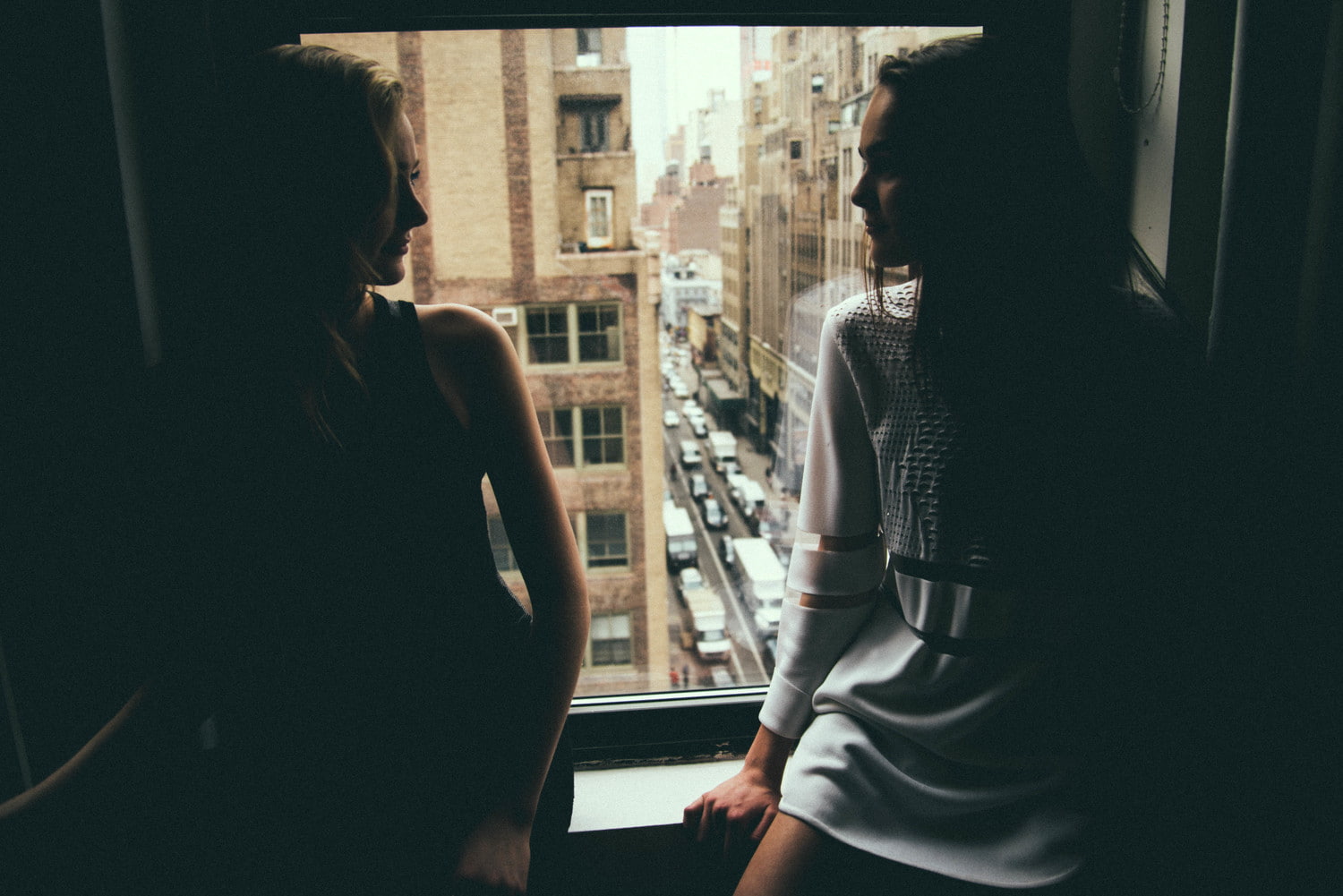 women indoors, Chill Out, photography, New York City, 720P, women, Noel Alvarenga, HD Wallpaper