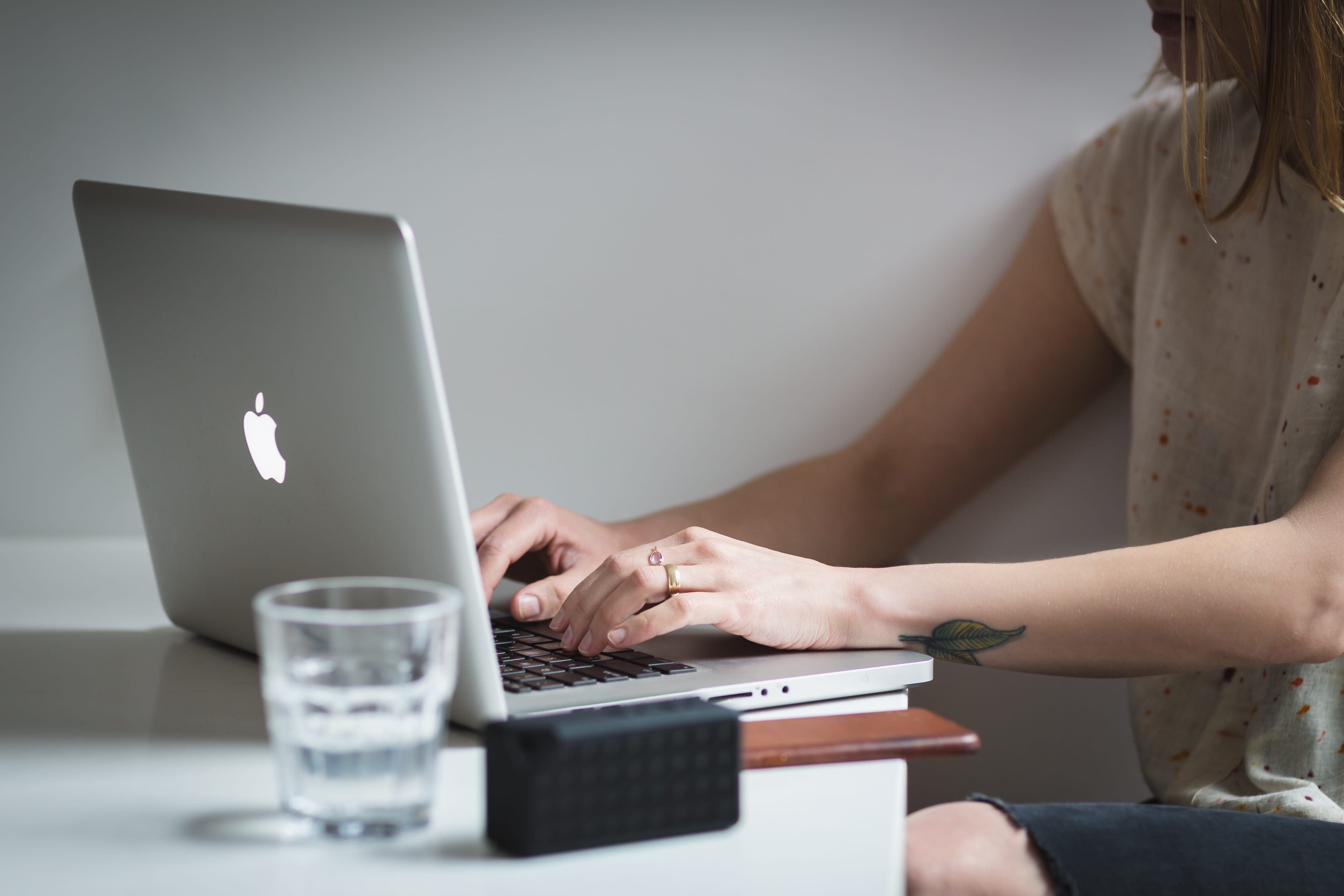 table, internet, one person, desk, hands, girl, young women, woman, working, communication, technology, connection, computer, using laptop, midsection, HD Wallpaper