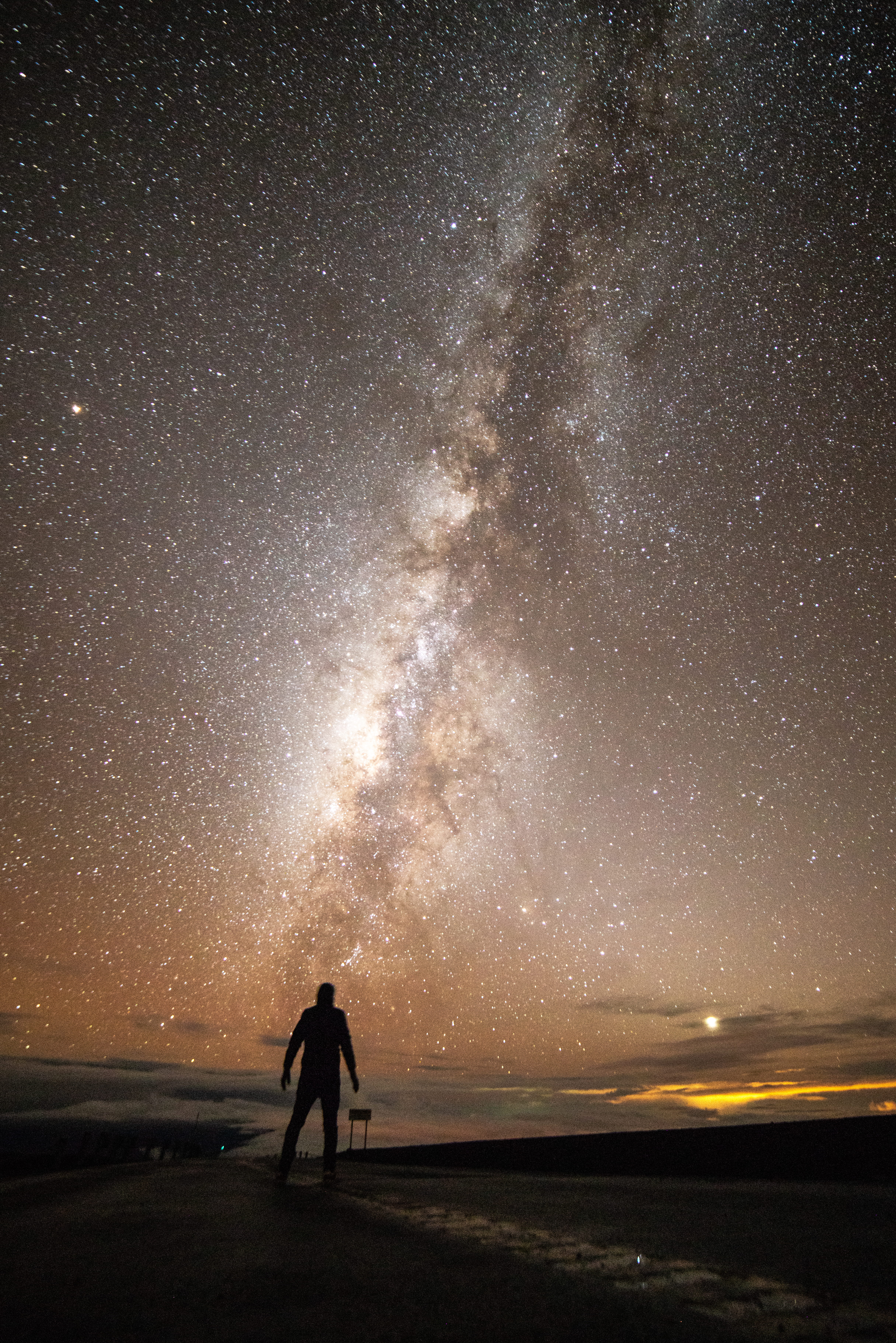 darkness, horizon over water, tranquility, water, star - space, space, nature, land, beauty in nature, core, silhouette, hawaii, astro, night time, standing, Phone HD Wallpaper