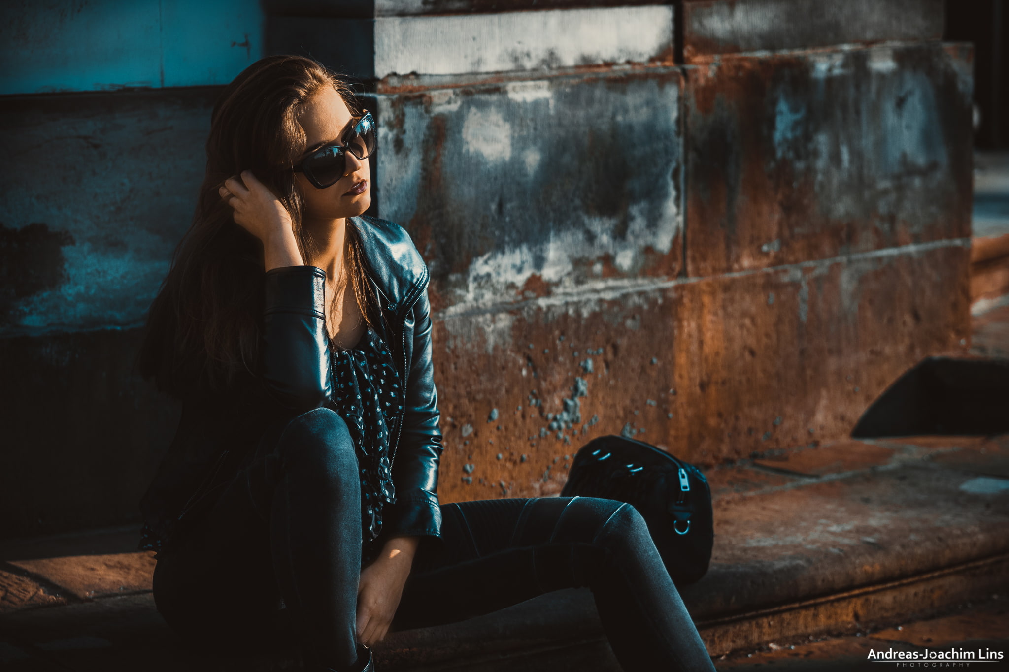 leather jackets, women, jeans, brunette, hands in hair, sunglasses, rust, purses, denim, 1080P, sitting, Lea Carina, HD Wallpaper
