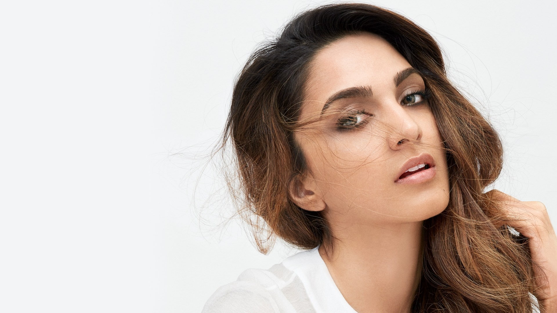 pose, smile, actress, eyes, face, 1080P, model, hot, hair, kiara, indian, cute, sexy, lips, celebrity, figure, bollywood, beautiful, girl, pretty, advani, HD Wallpaper
