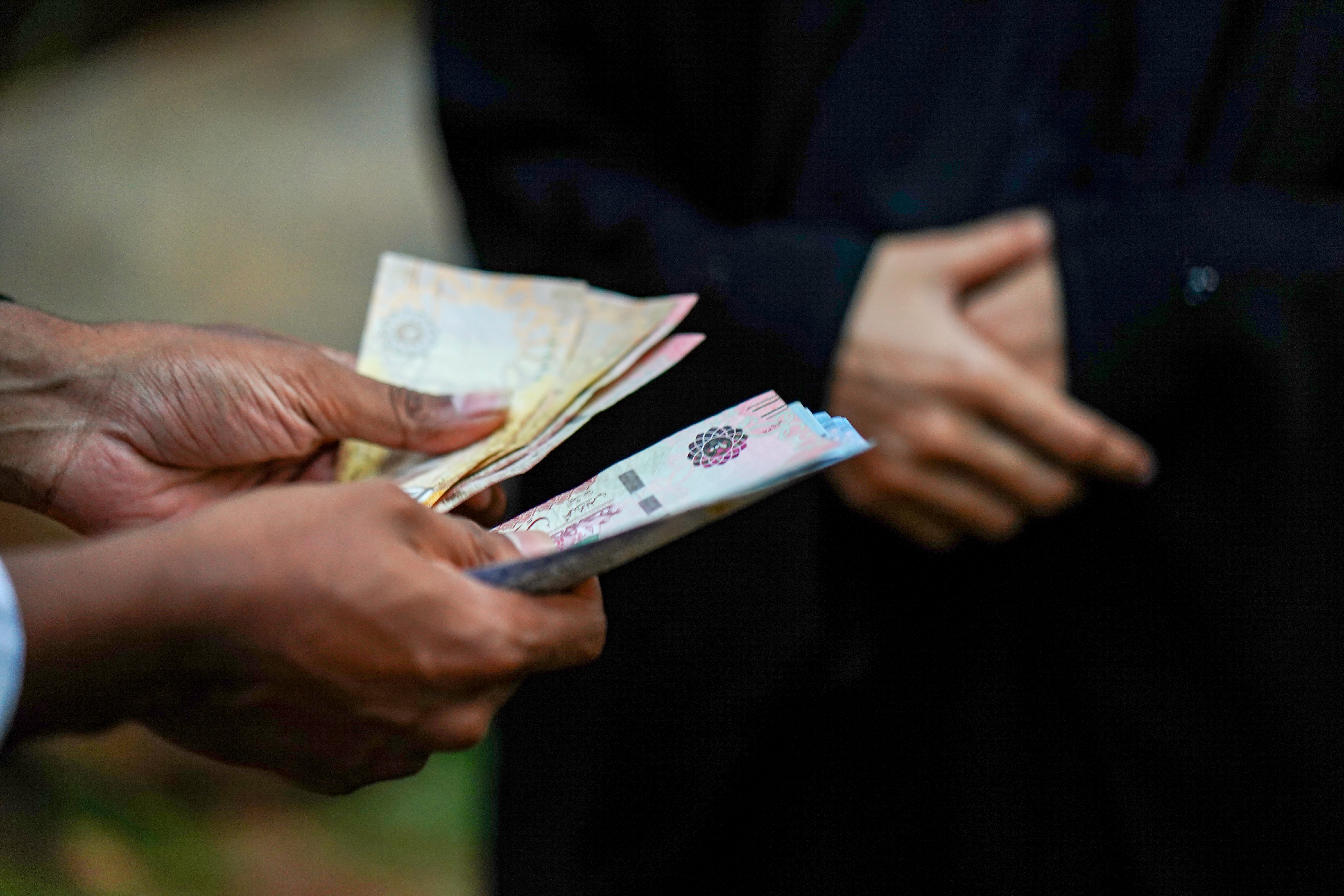 currency, two people, indoors, exchanging, economy, 5K, hand, midsection, business, men, persian gulf countries, holding, wealth, focus on foreground, HD Wallpaper