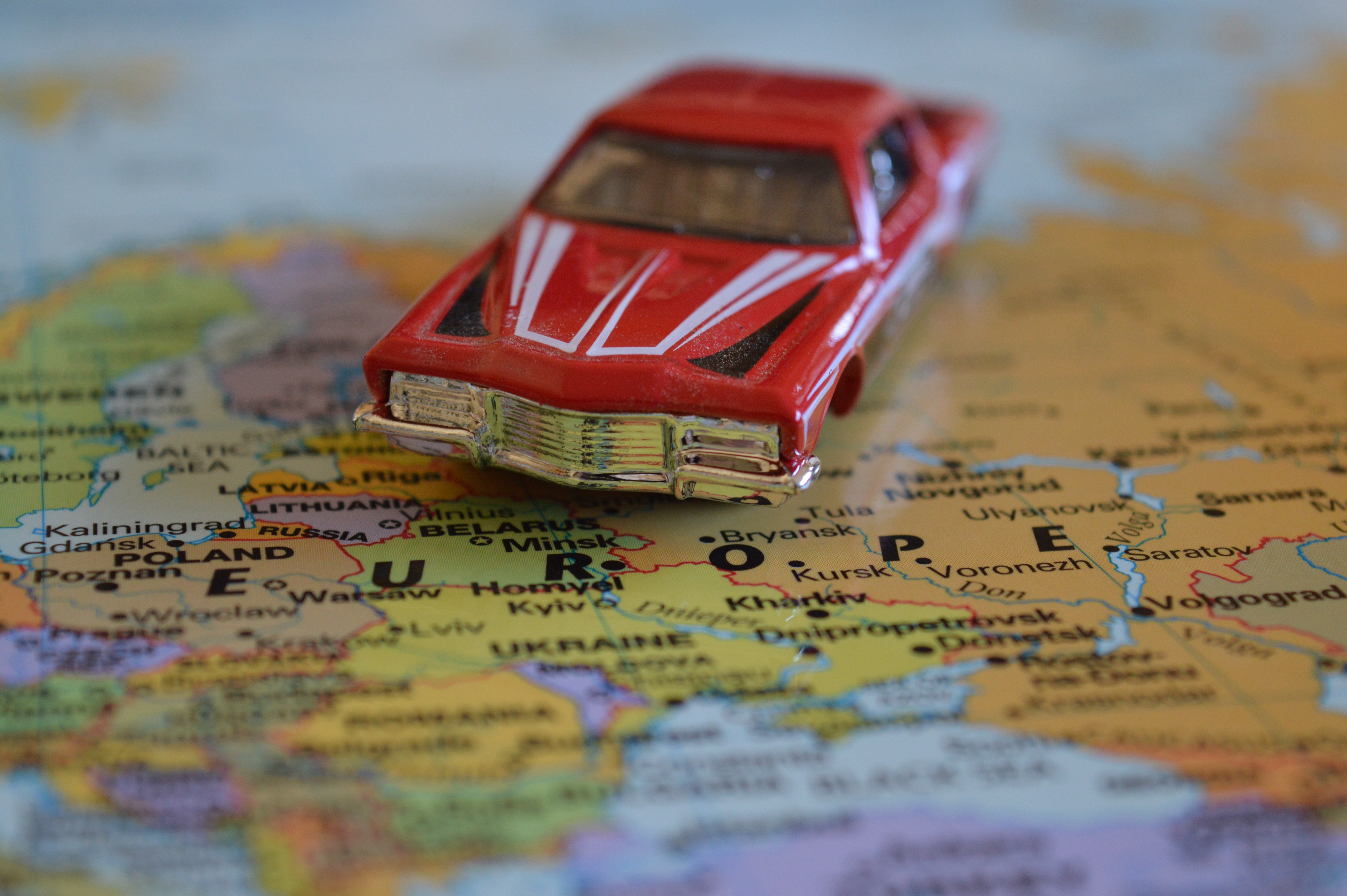 direction, western script, die, europe, drive, indoors, still life, trip, political, transportation, communication, driving, red, route, close-up, travel, HD Wallpaper