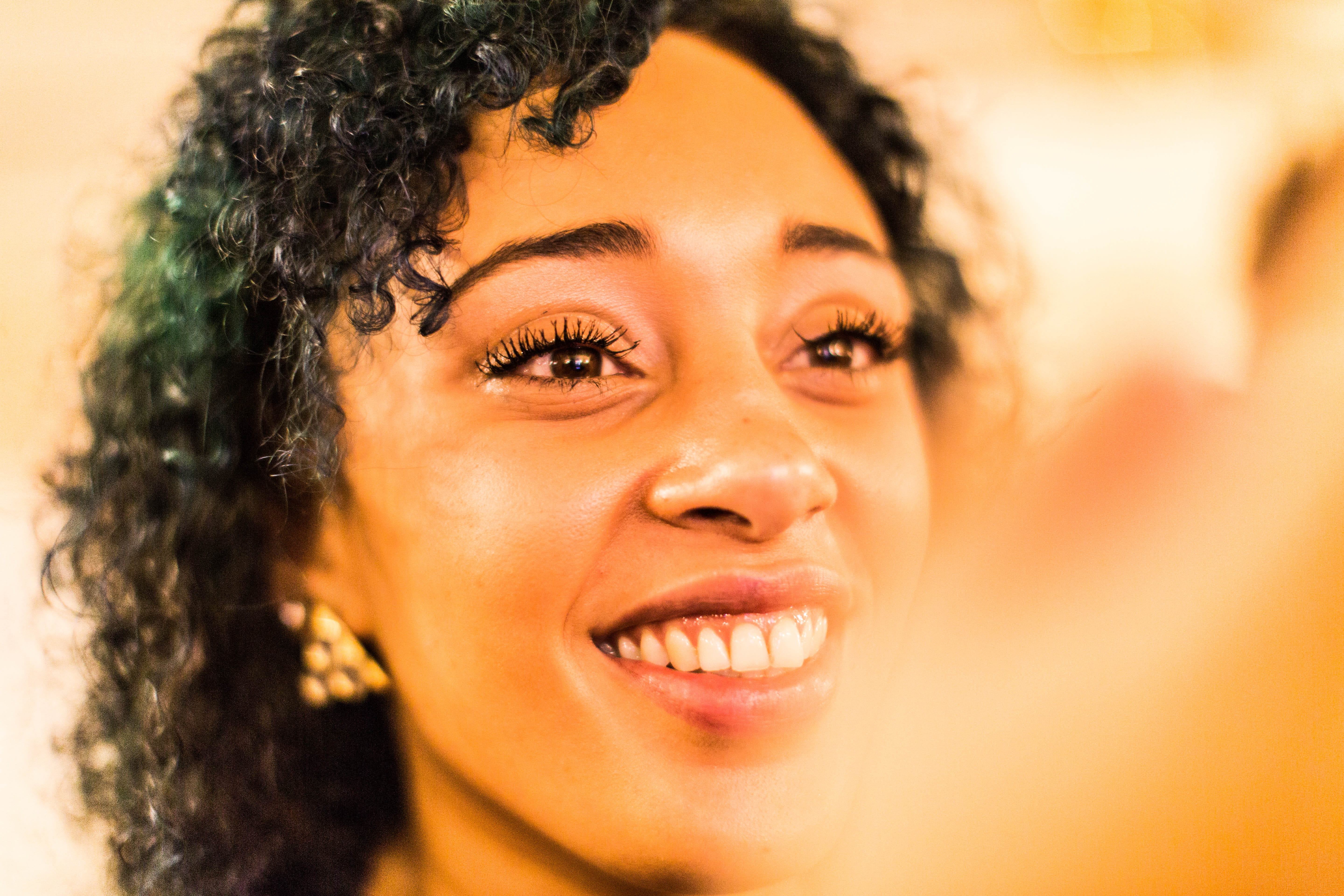 hairstyle, women, glowing, skin, teeth, one person, young adult, headshot, smile, united kingdom, emotion, 5K, beautiful woman, curly hair, body part, HD Wallpaper