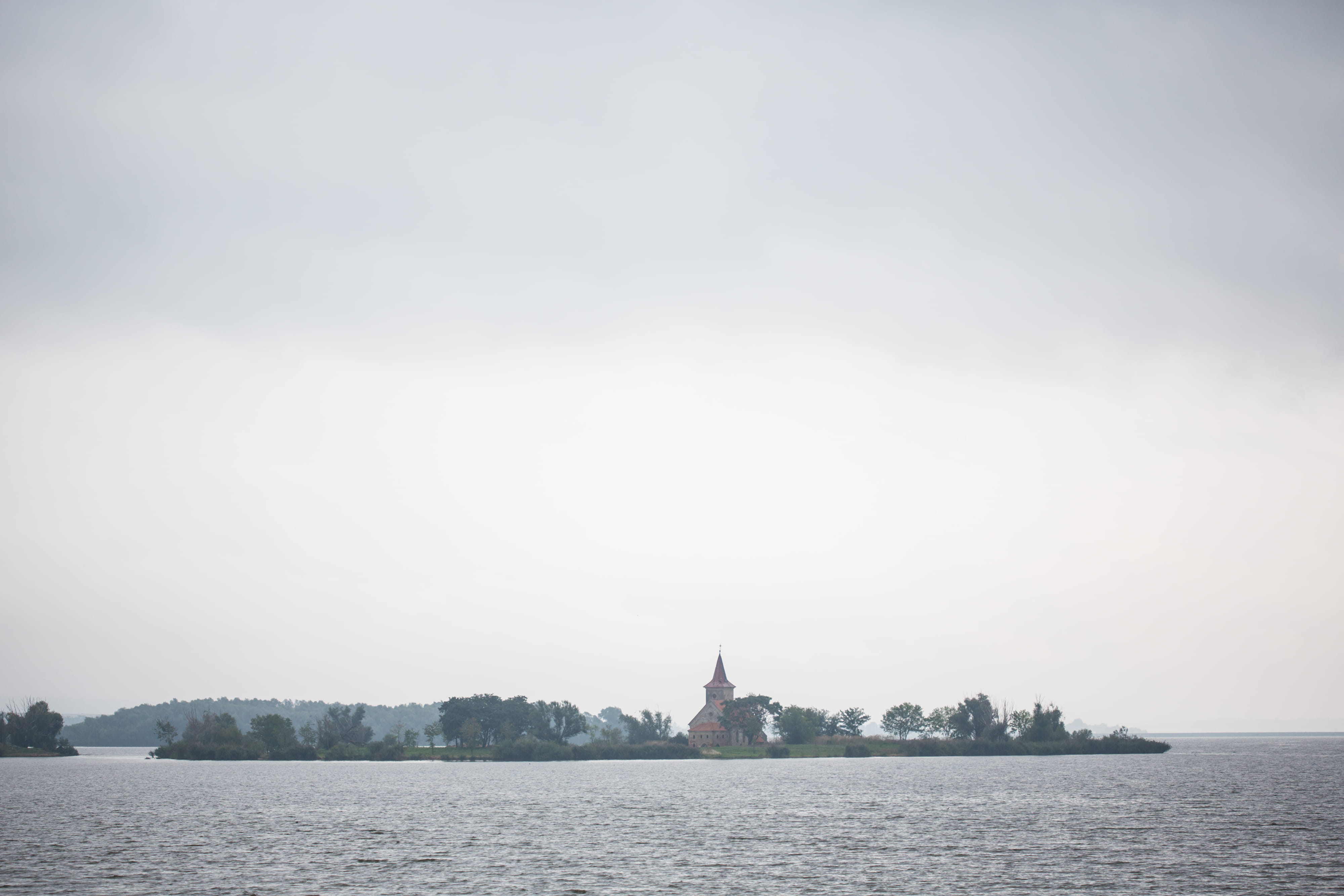 Middle, freedom, 4K, river, history, Abandoned, travel, Reservoir, passenger craft, copy space, building exterior, famous Place, sky, Church, city, architecture, HD Wallpaper