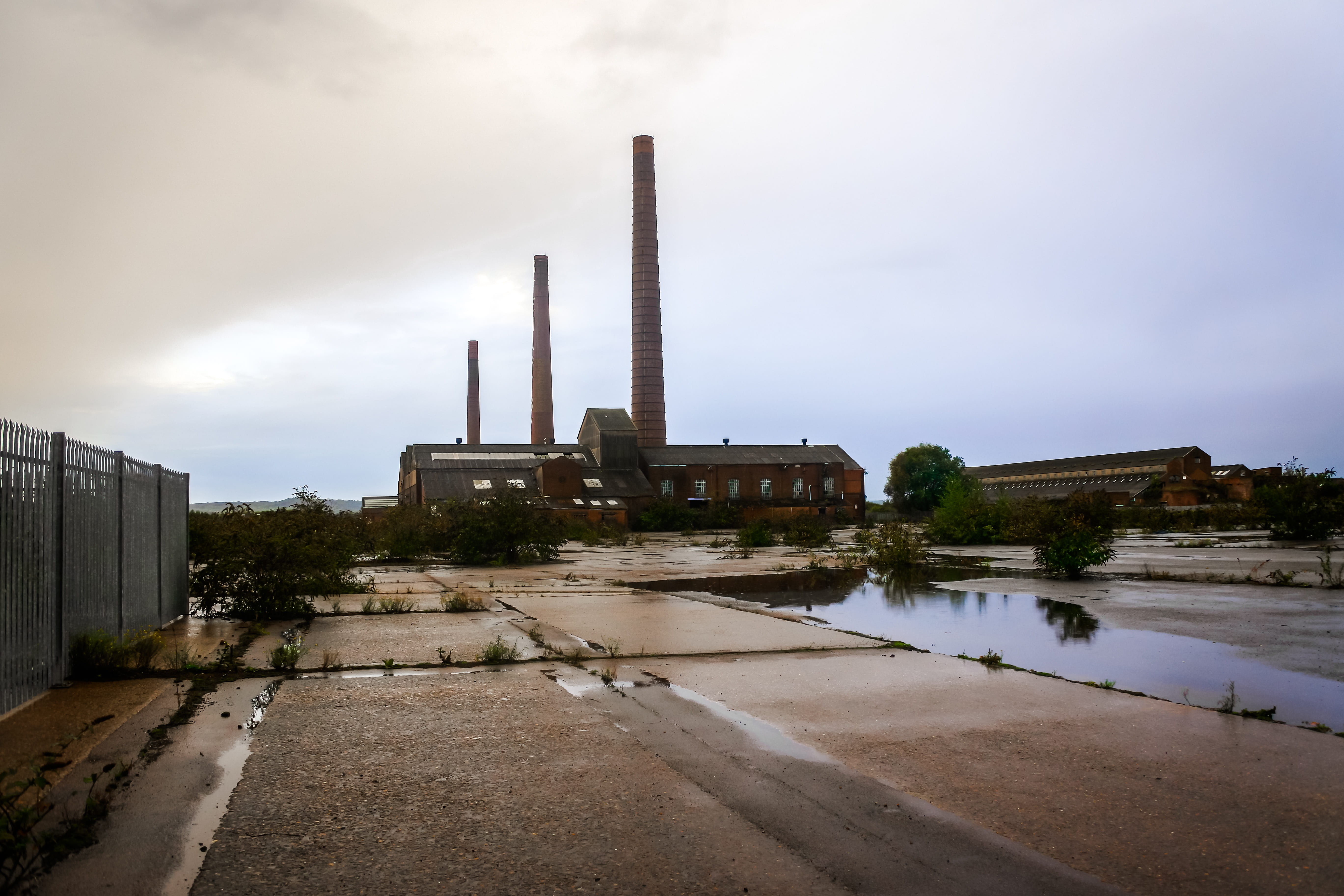 building, weathered, built structure, smoke - physical structure, industry, smoke stack, industrial, abandoned, factory, stewartby, roof, brickworks, brick, HD Wallpaper
