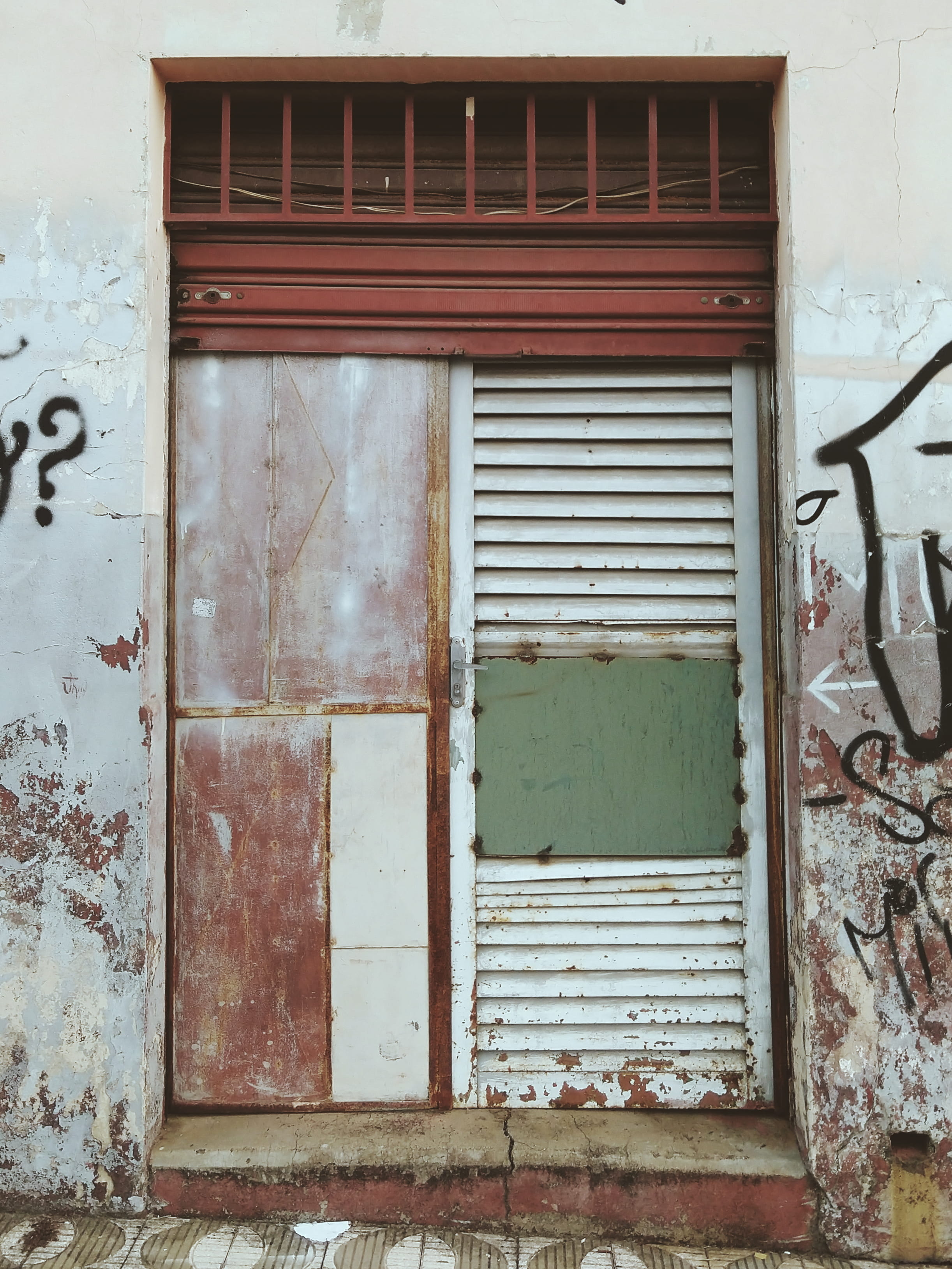 curtain, day, graffiti, indaiatuba, gray, shutter, traditional design, run-down, old, architecture, wall - building feature, entrance, door, 2K, closed, Phone HD Wallpaper