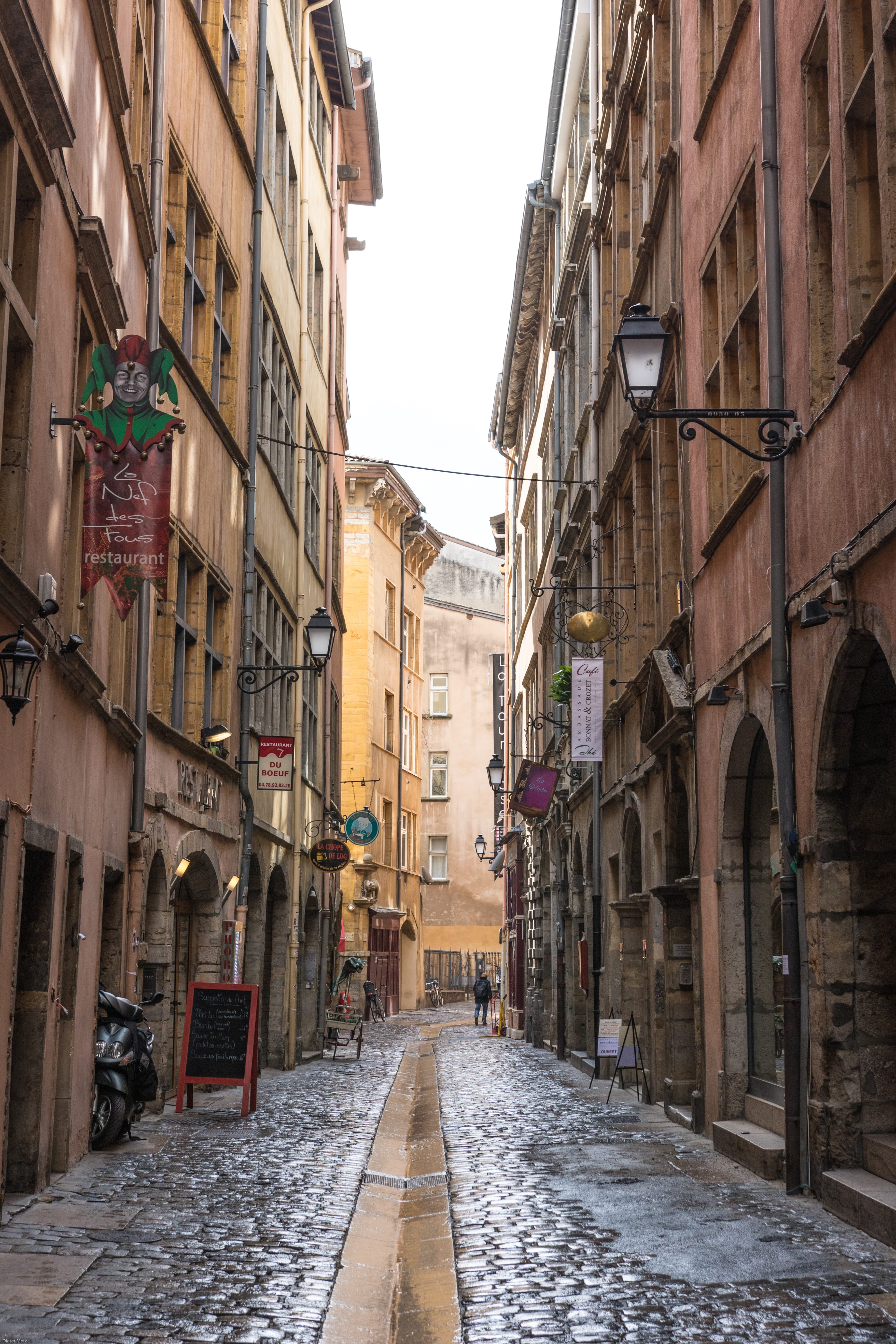 residential district, downtown, pedestrian zone, the way forward, nature, diminishing perspective, built structure, city, lyon, romantic, day, historic center, Phone HD Wallpaper