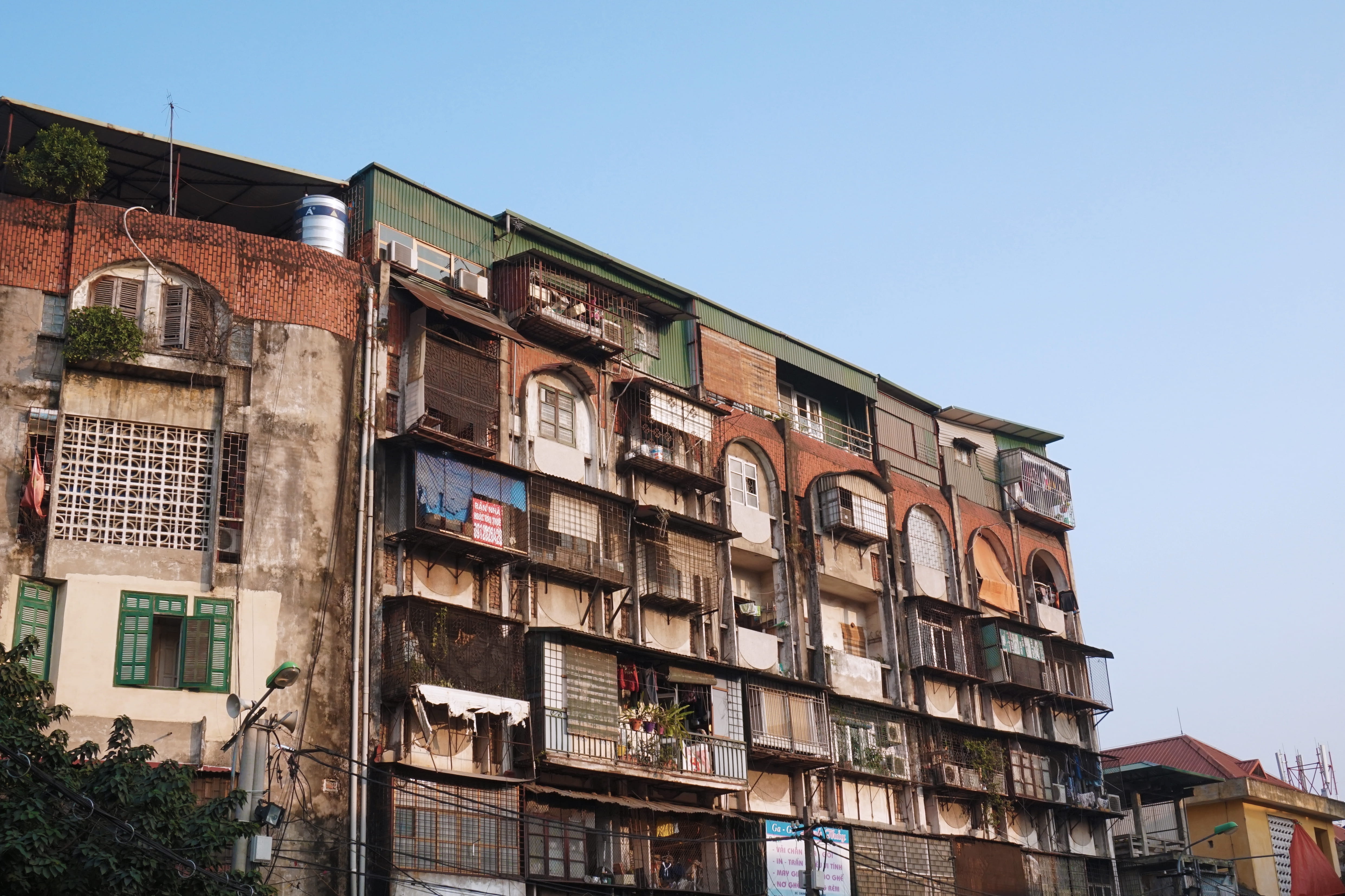 building, old, no people, house, sunlight, building exterior, built structure, crumbling, asia, apartments, day, windows, balcony, low angle view, sky, HD Wallpaper