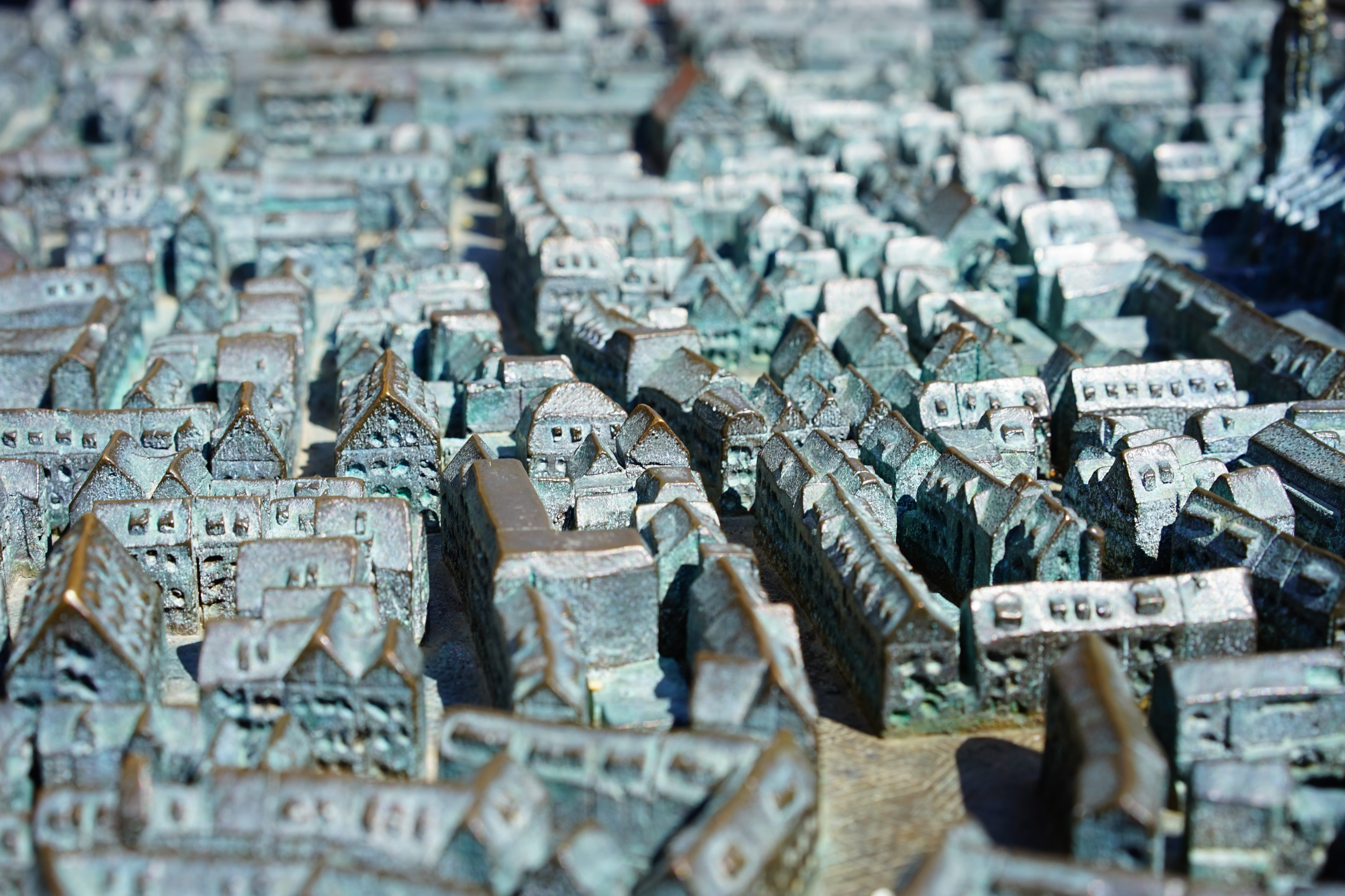 5K, selective focus, tiefenschärfe, focus on foreground, gray, building, closeup, plastic, the past, church, bronze, sculpture, architecture, bronze relief, HD Wallpaper