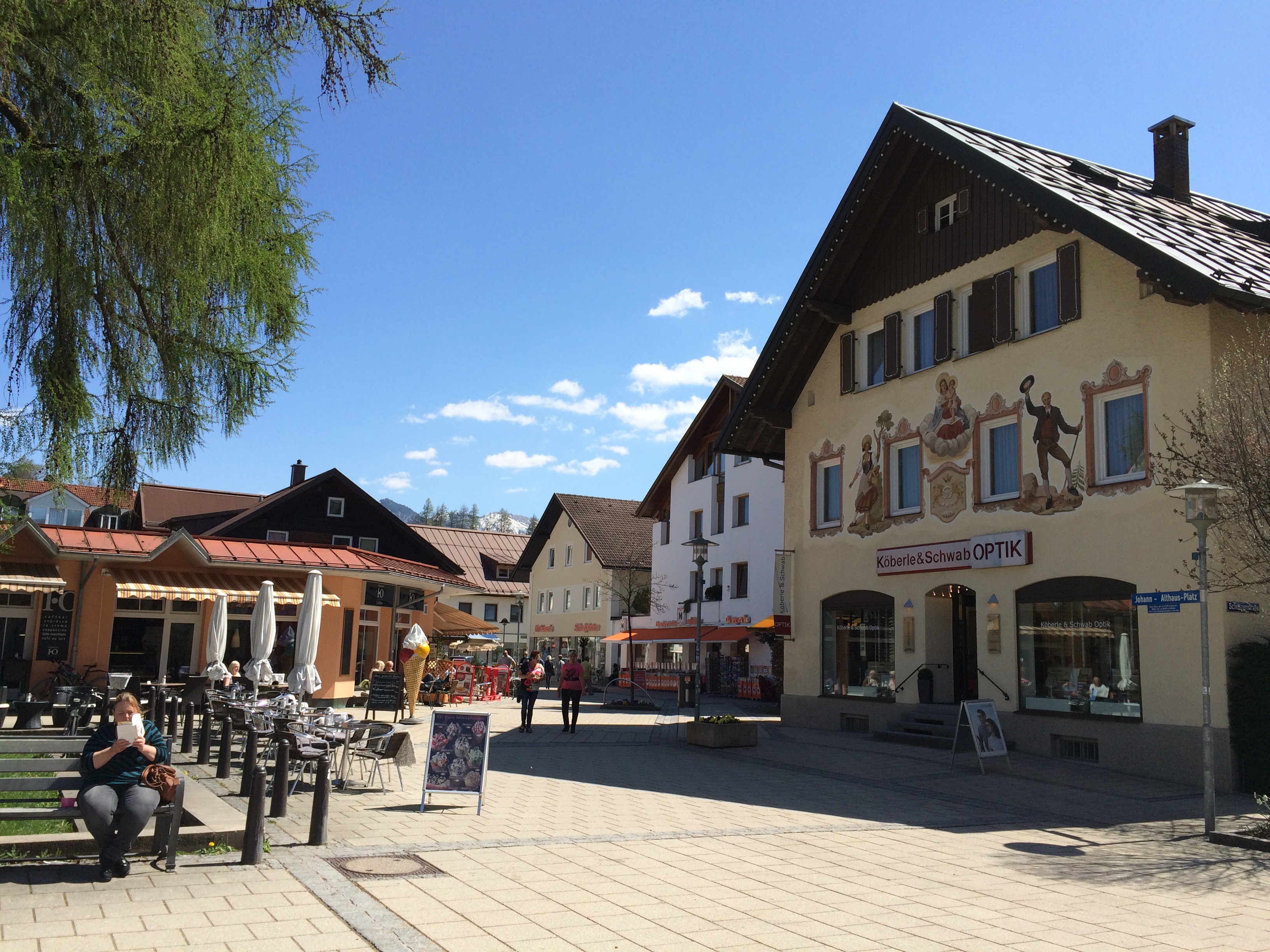 sunlight, 2K, allgäu, city, day, downtown, house, incidental people, men, germany, residential district, group of people, architecture, town, plant, real people, HD Wallpaper