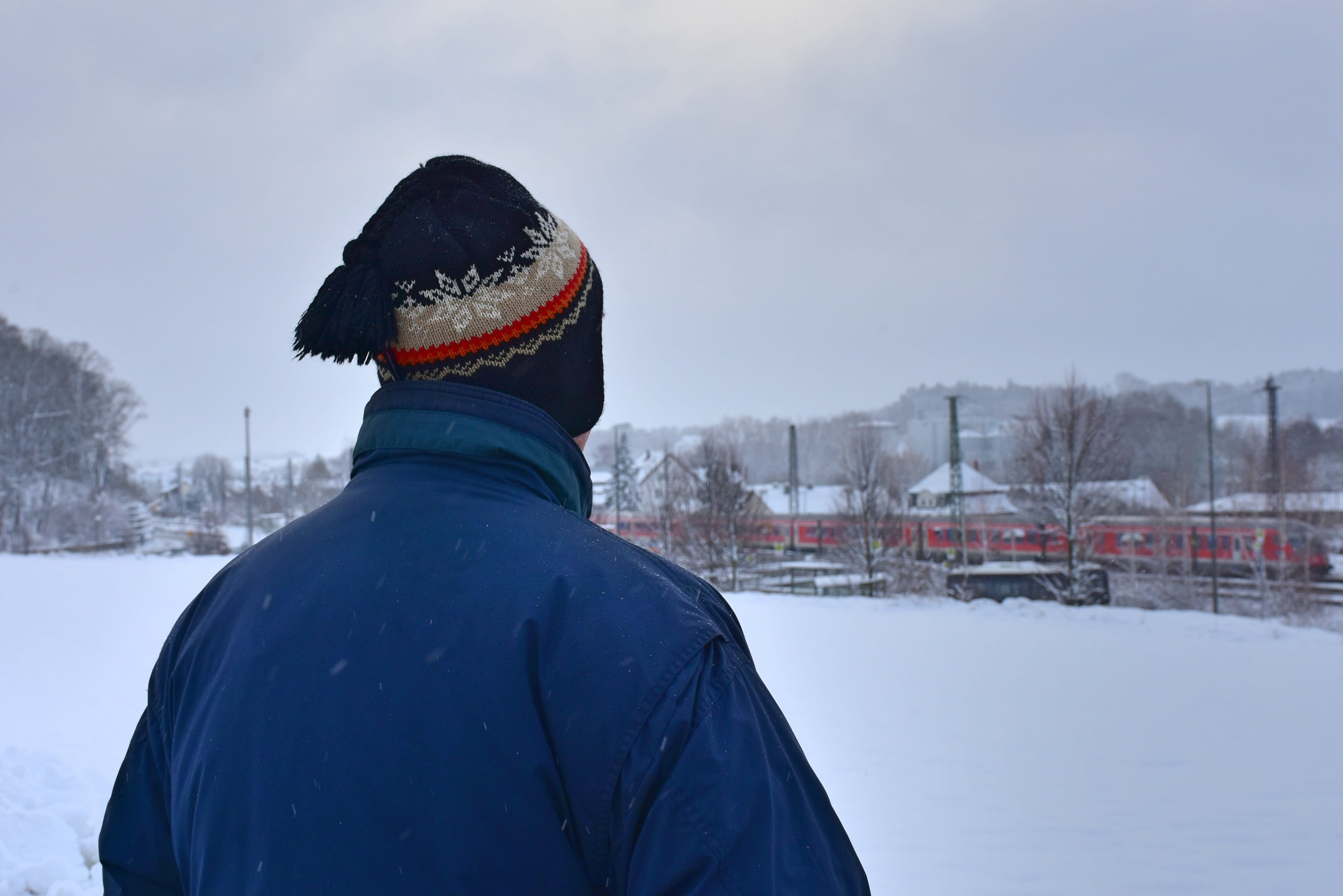 chaos, warm clothing, man, real people, snow chaos, waist up, hood - clothing, traffic, railway station, failure, snow, snowdrift, headshot, knit hat, travel, HD Wallpaper